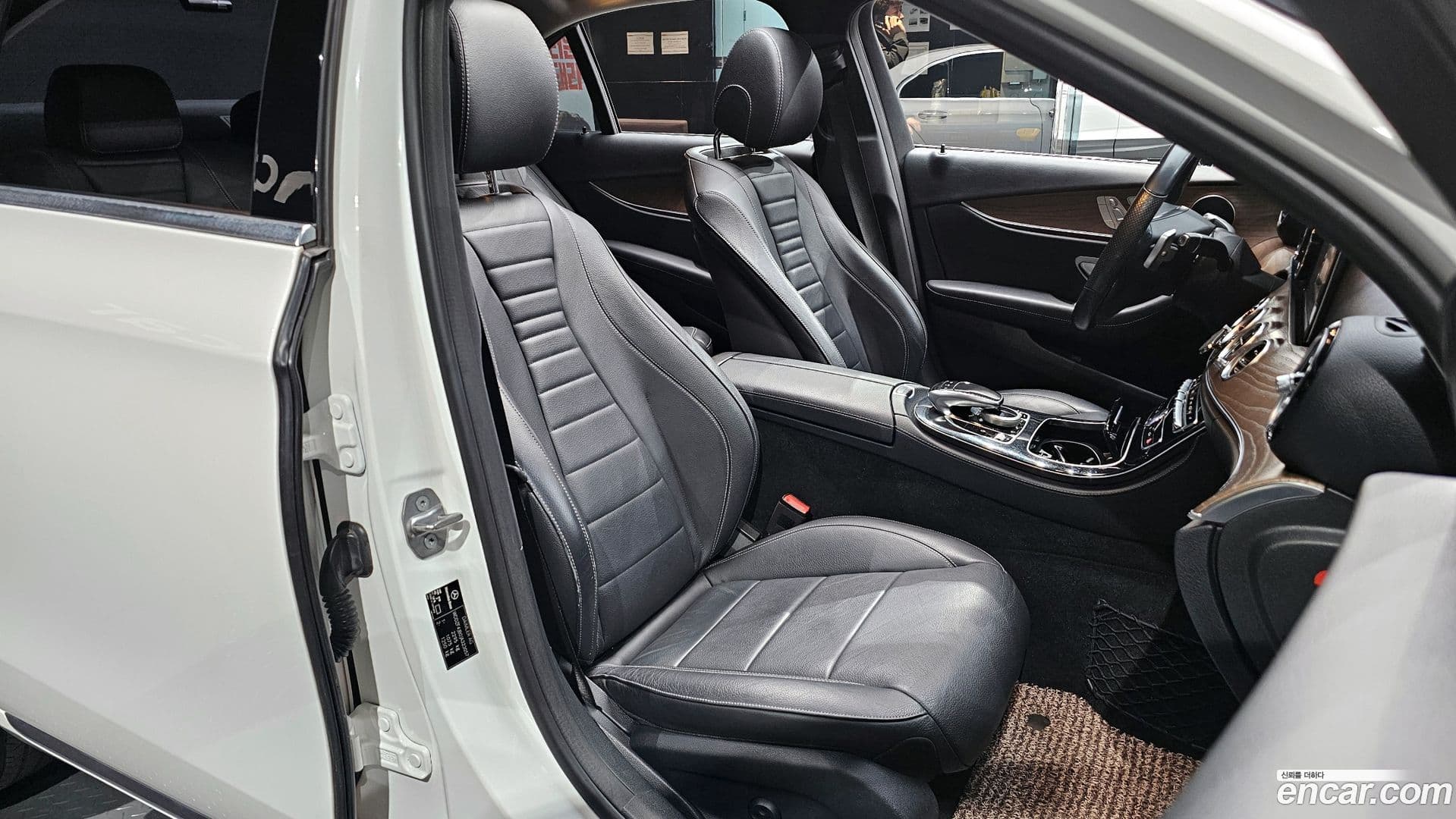 Main__Slider__Photo:E-Class Mercedes-Benz 2017.9-10