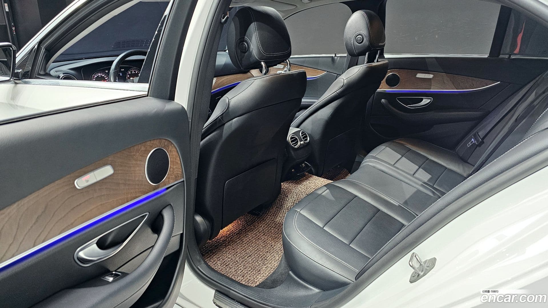 Main__Slider__Photo:E-Class Mercedes-Benz 2017.9-25