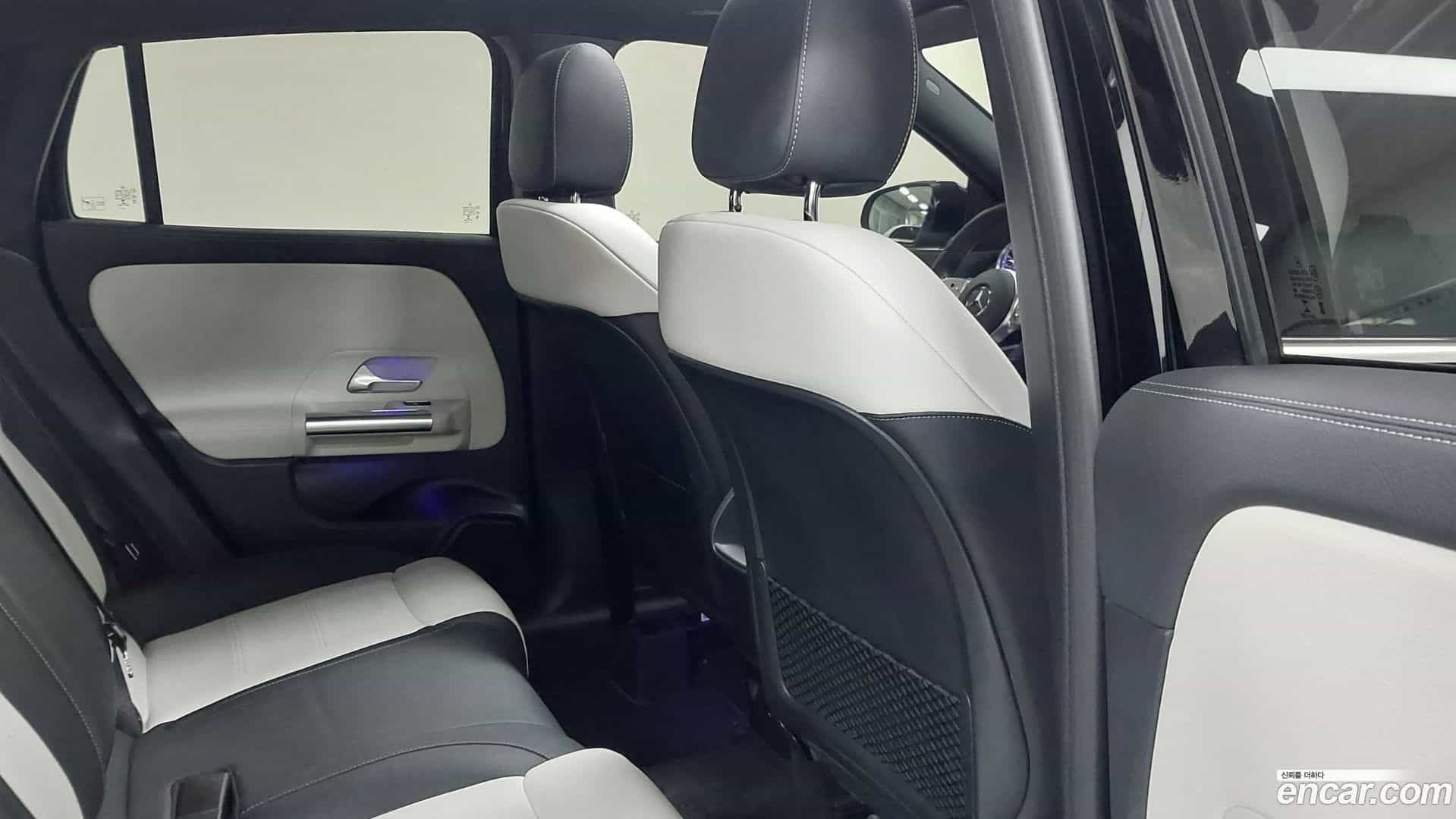 GLA-Class Mercedes-Benz 2020.11-INNER-010