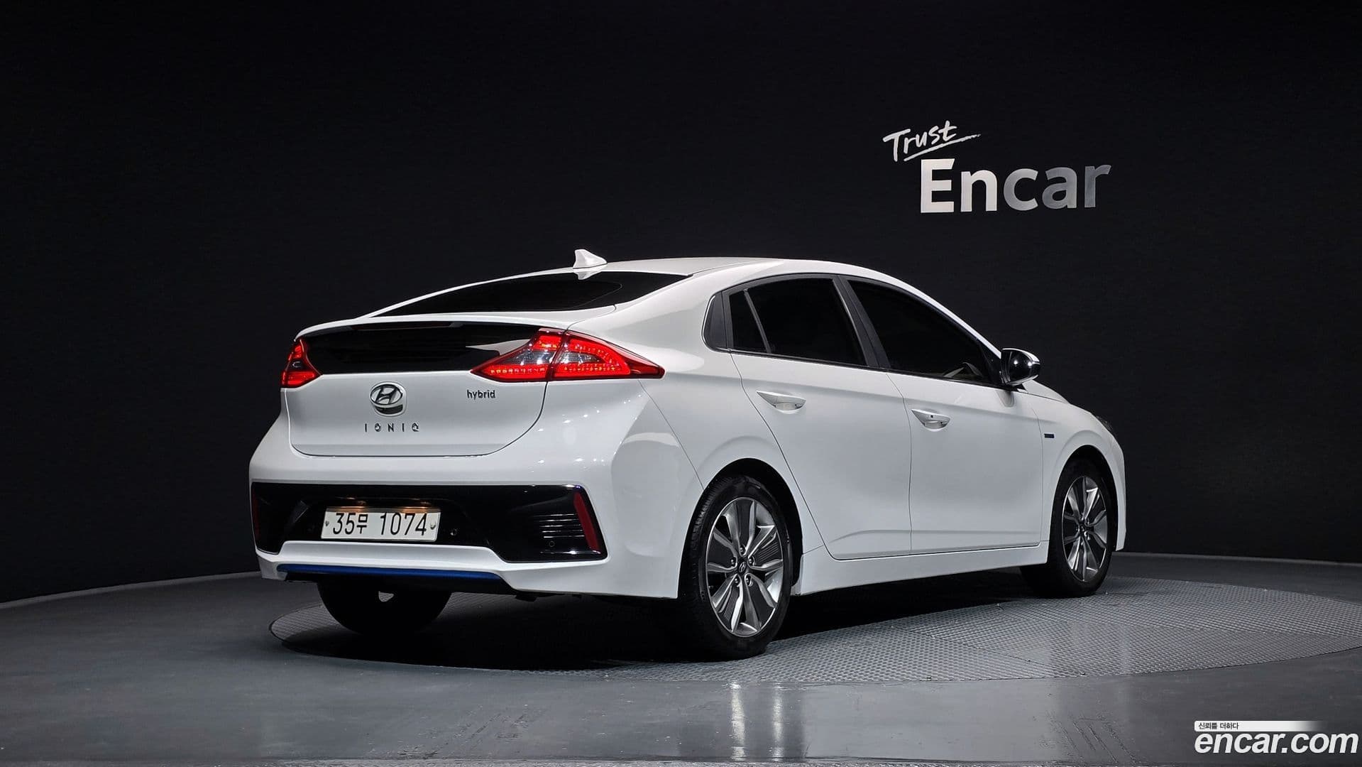 Main__Slider__Photo:Ioniq Hyundai 2016.1-1