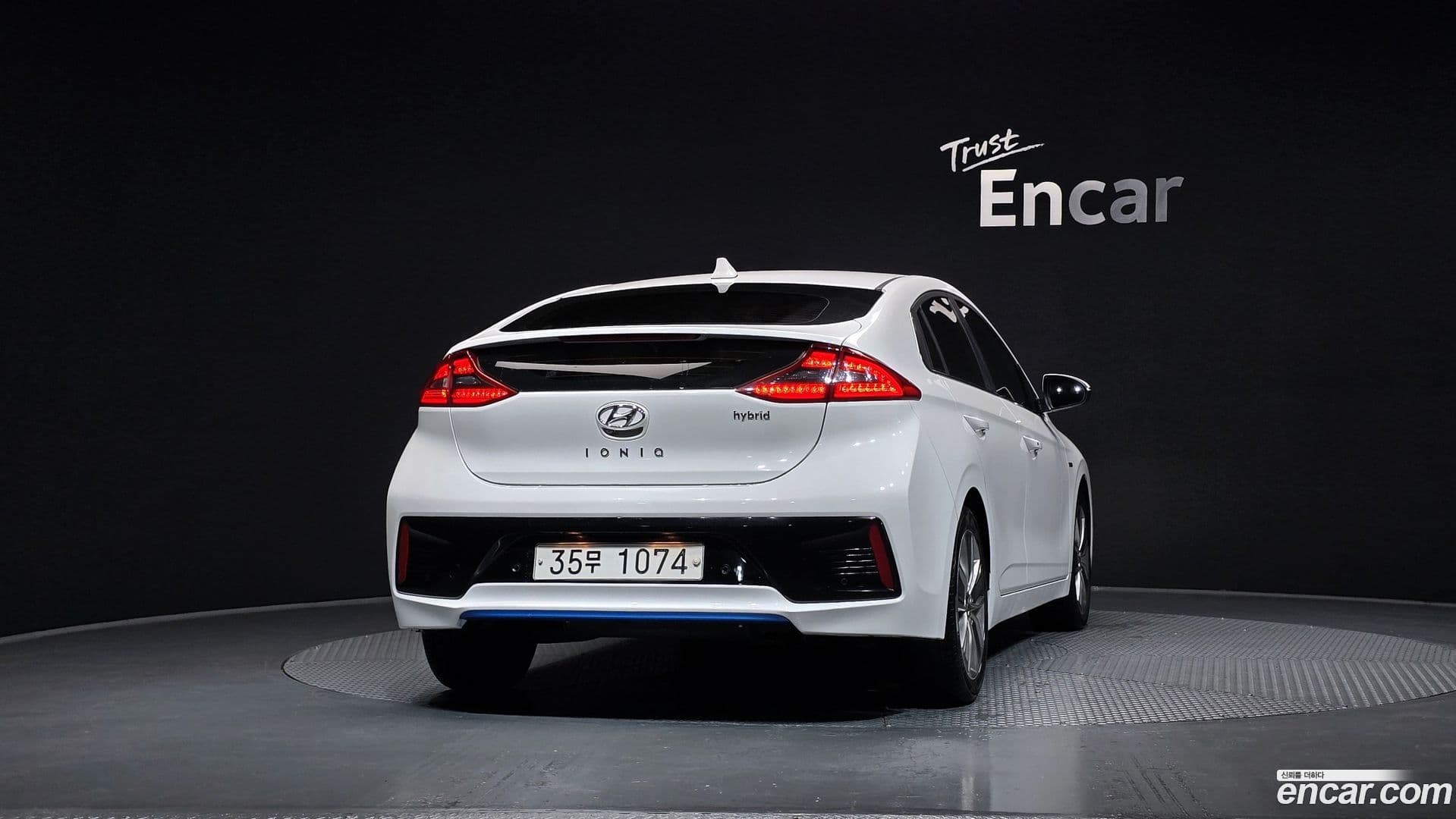 Main__Slider__Photo:Ioniq Hyundai 2016.1-3