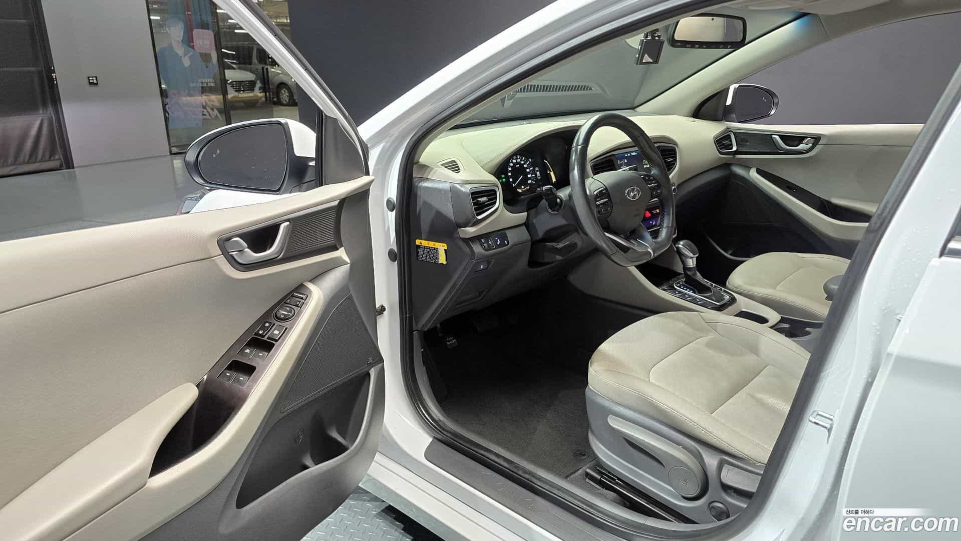 Ioniq Hyundai 2016.1-INNER-010