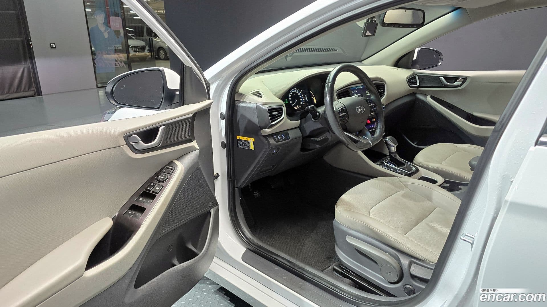 Main__Slider__Photo:Ioniq Hyundai 2016.1-9