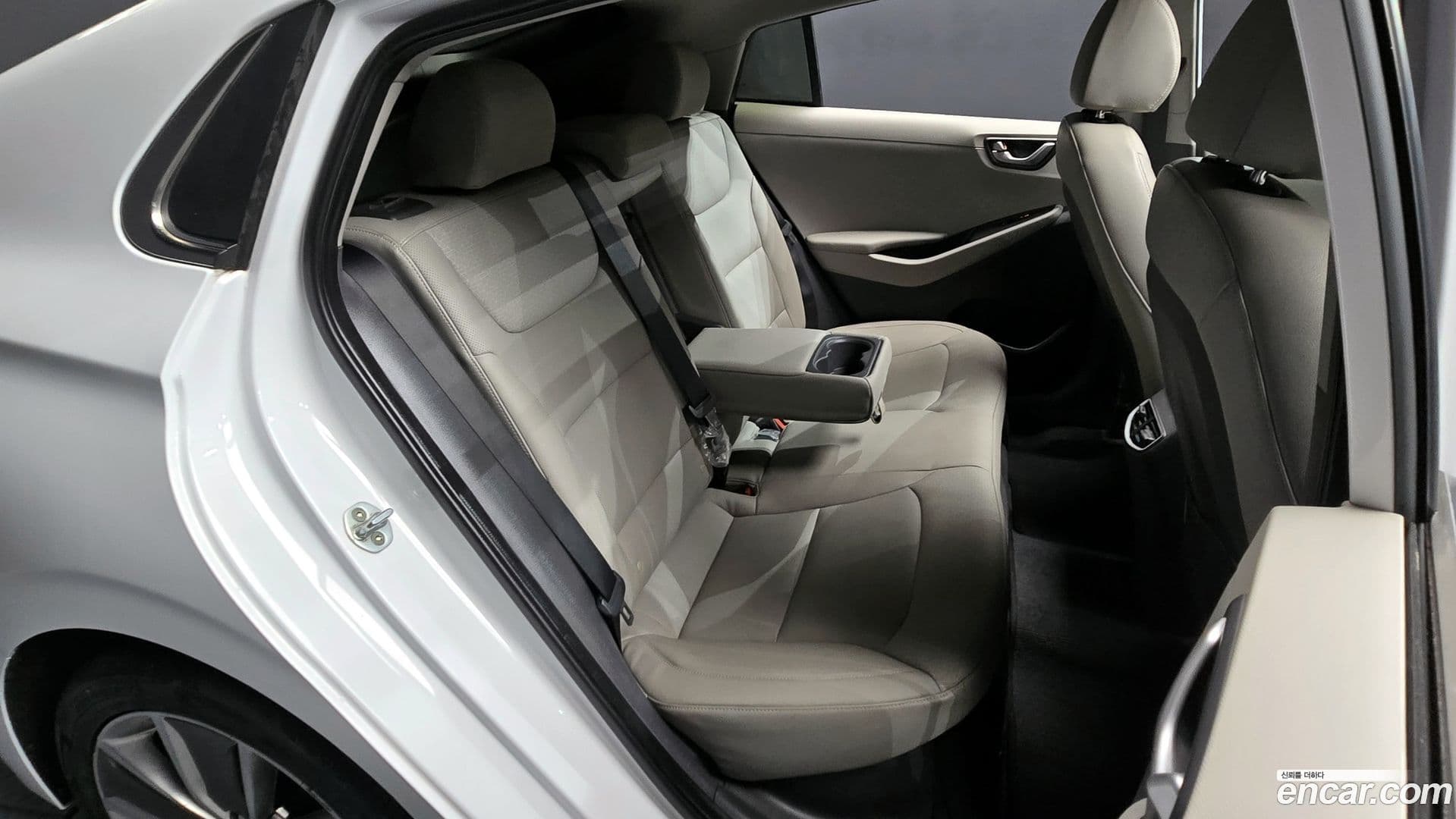 Main__Slider__Photo:Ioniq Hyundai 2016.1-10
