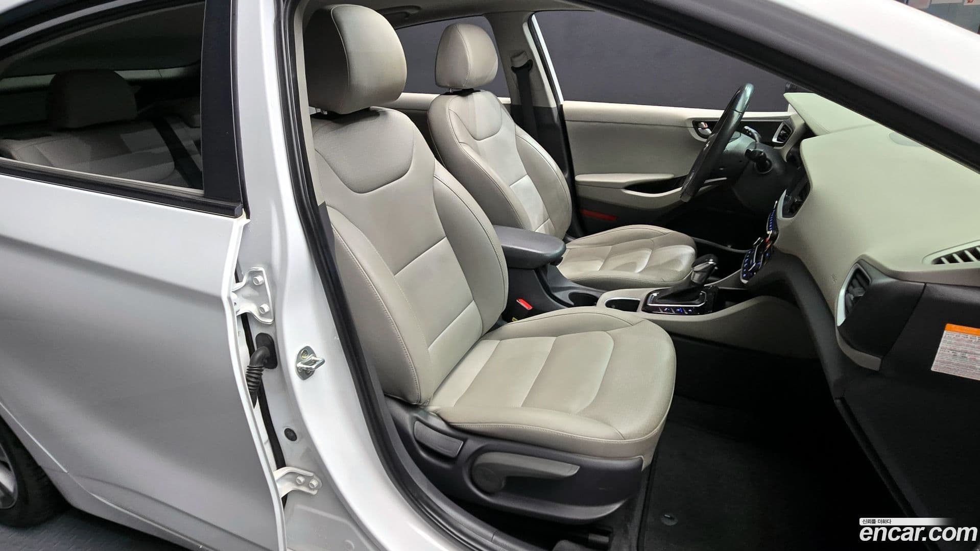 Main__Slider__Photo:Ioniq Hyundai 2016.1-11