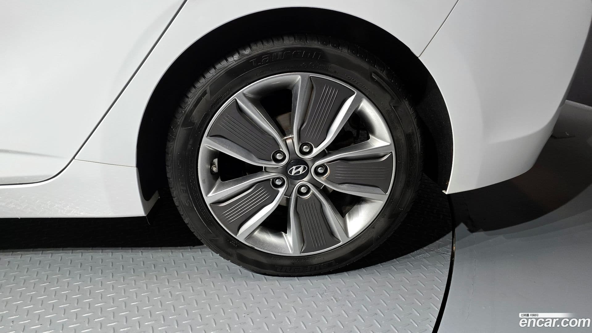 Main__Slider__Photo:Ioniq Hyundai 2016.1-20