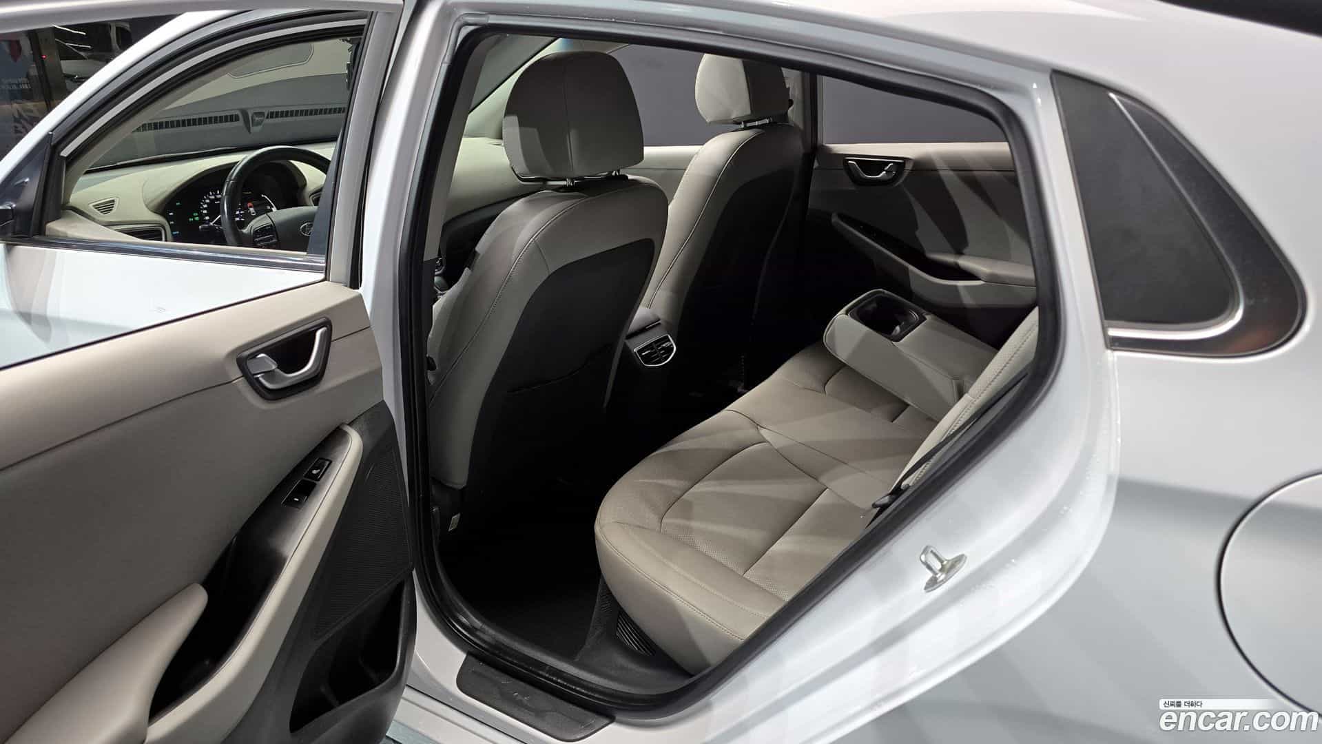 Ioniq Hyundai 2016.1-INNER-036
