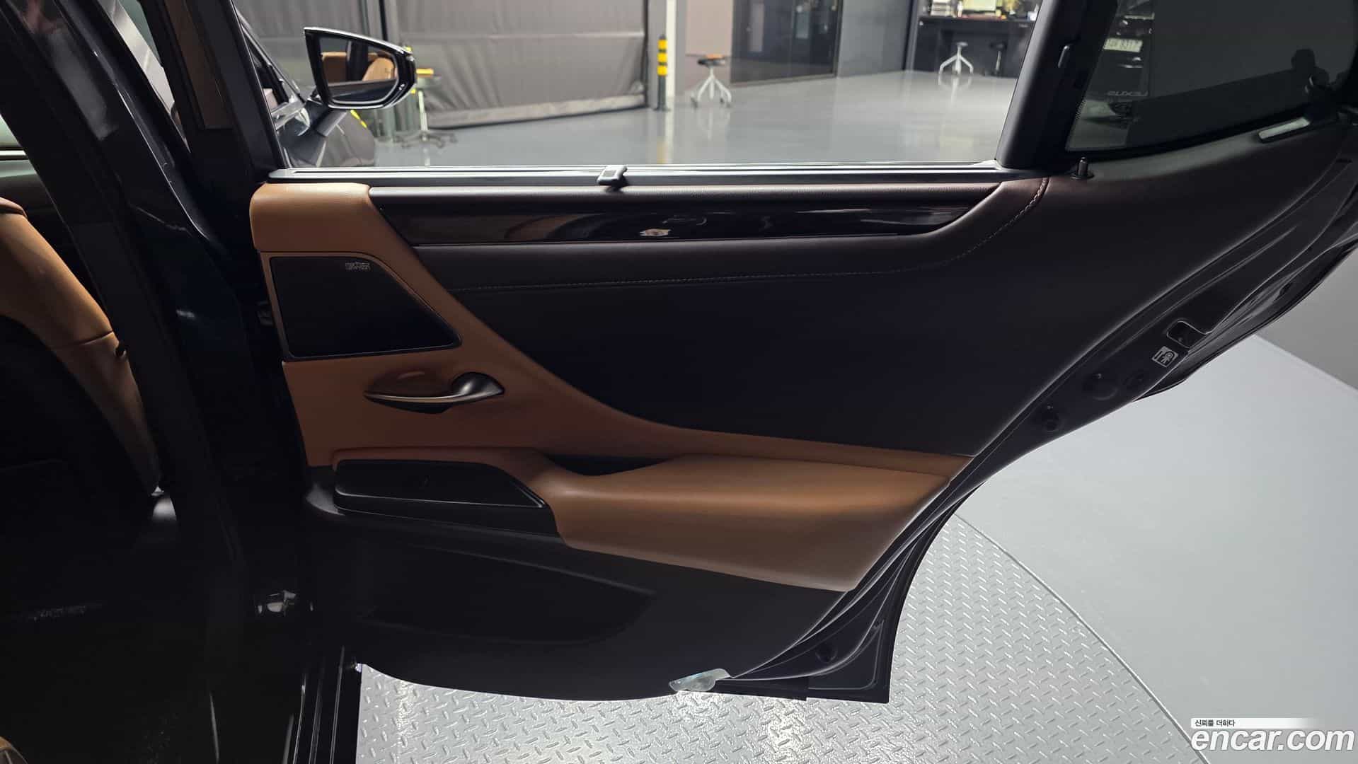 ES Lexus 2019.2-INNER-035