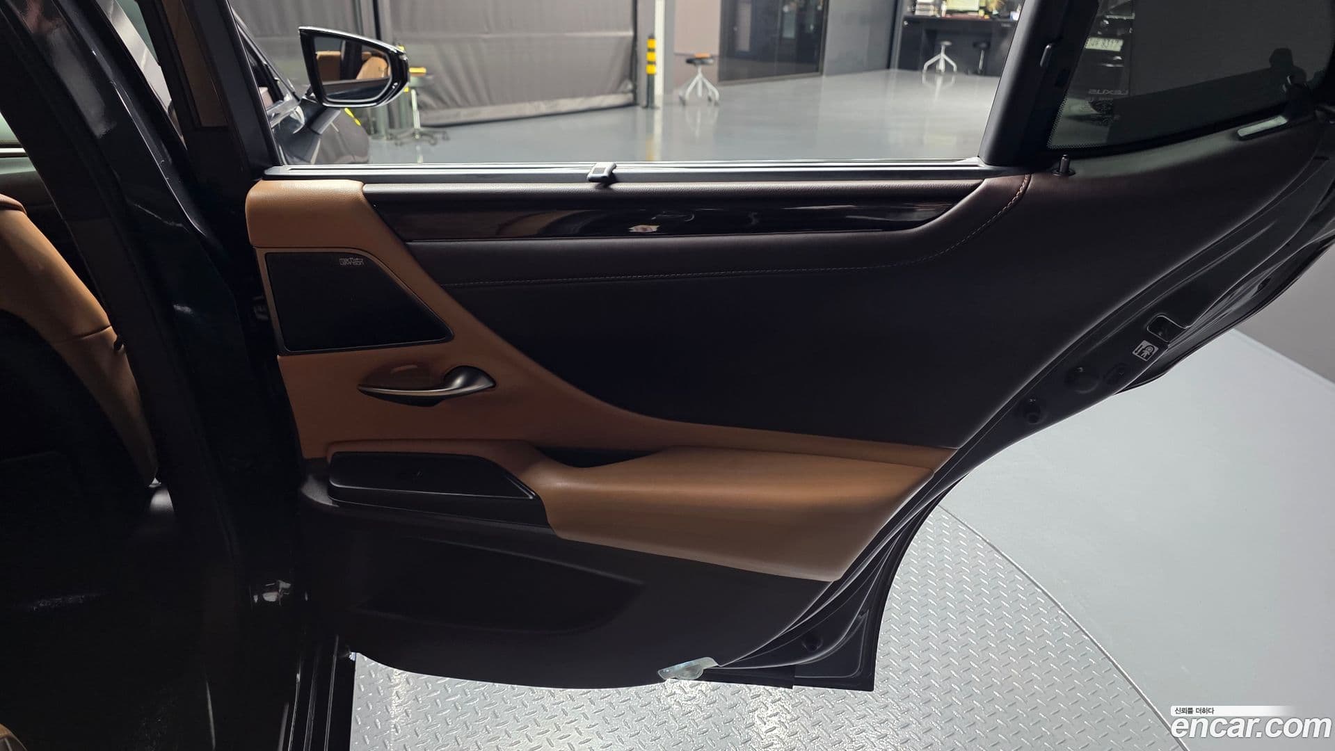 Main__Slider__Photo:ES Lexus 2019.2-24
