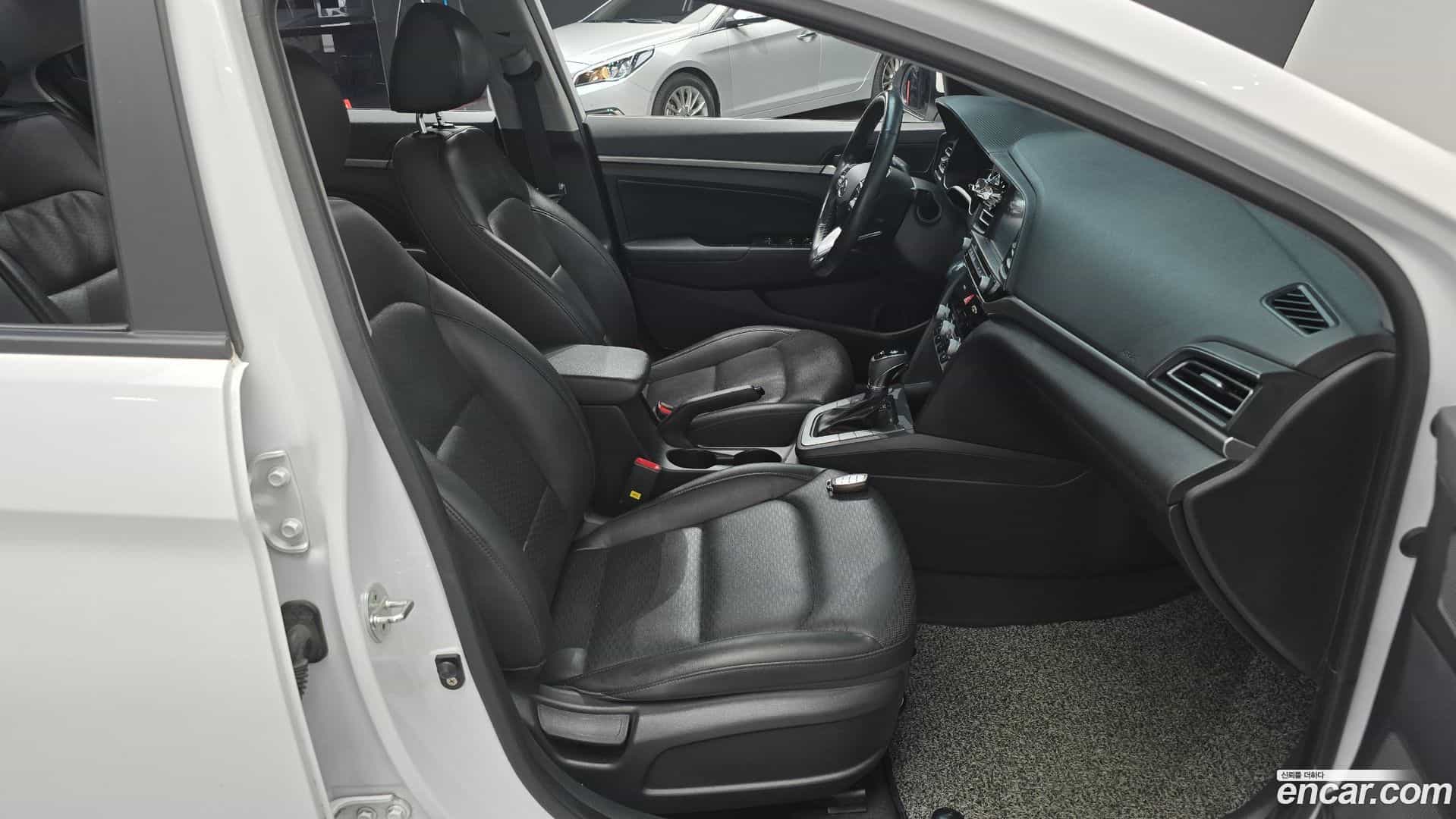 AVANTE Hyundai 2019.0-OPTION-015
