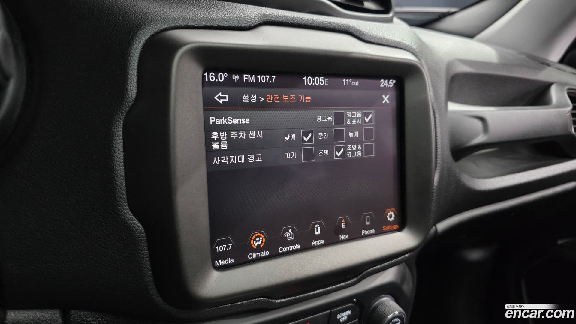 Main__Slider__Photo:Renegade Jeep 2019.10-15