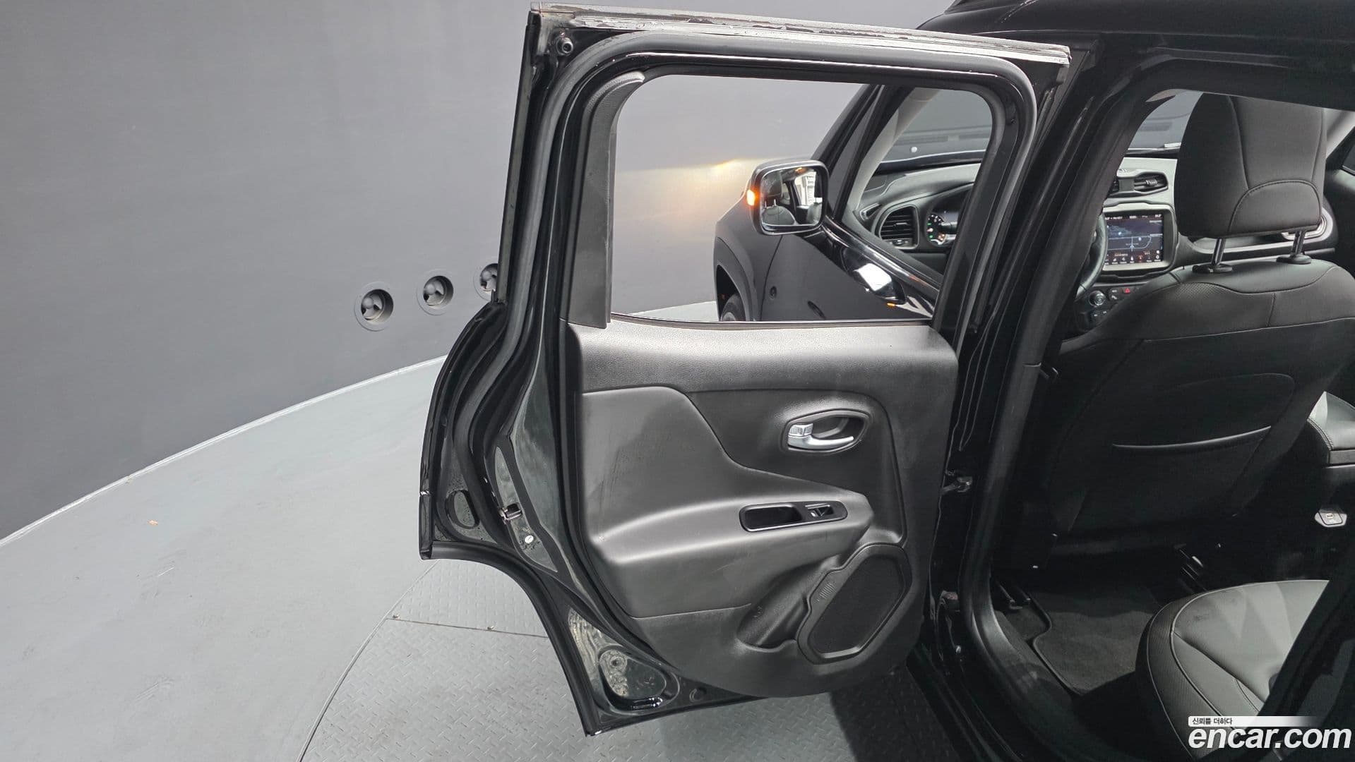 Main__Slider__Photo:Renegade Jeep 2019.10-24