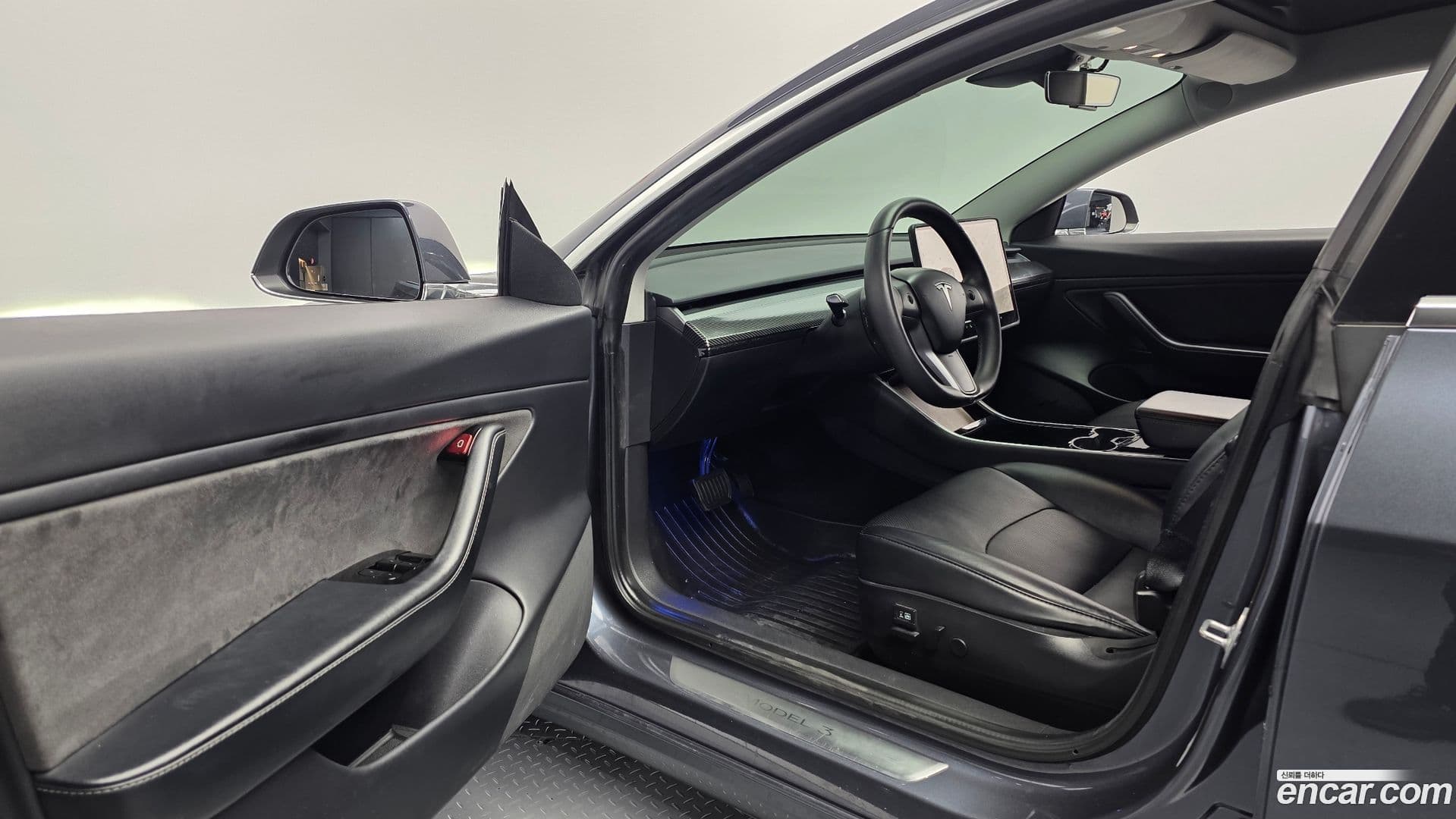 Main__Slider__Photo:Model 3 Tesla 2020.2-9