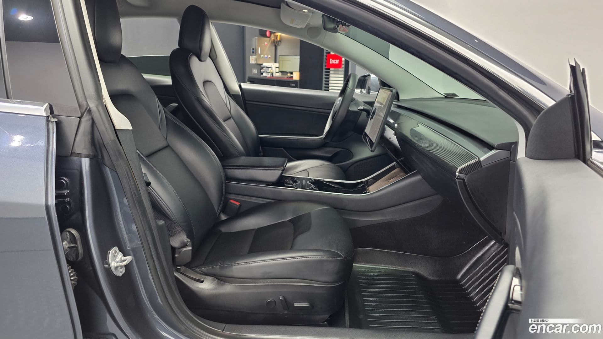 Main__Slider__Photo:Model 3 Tesla 2020.2-10
