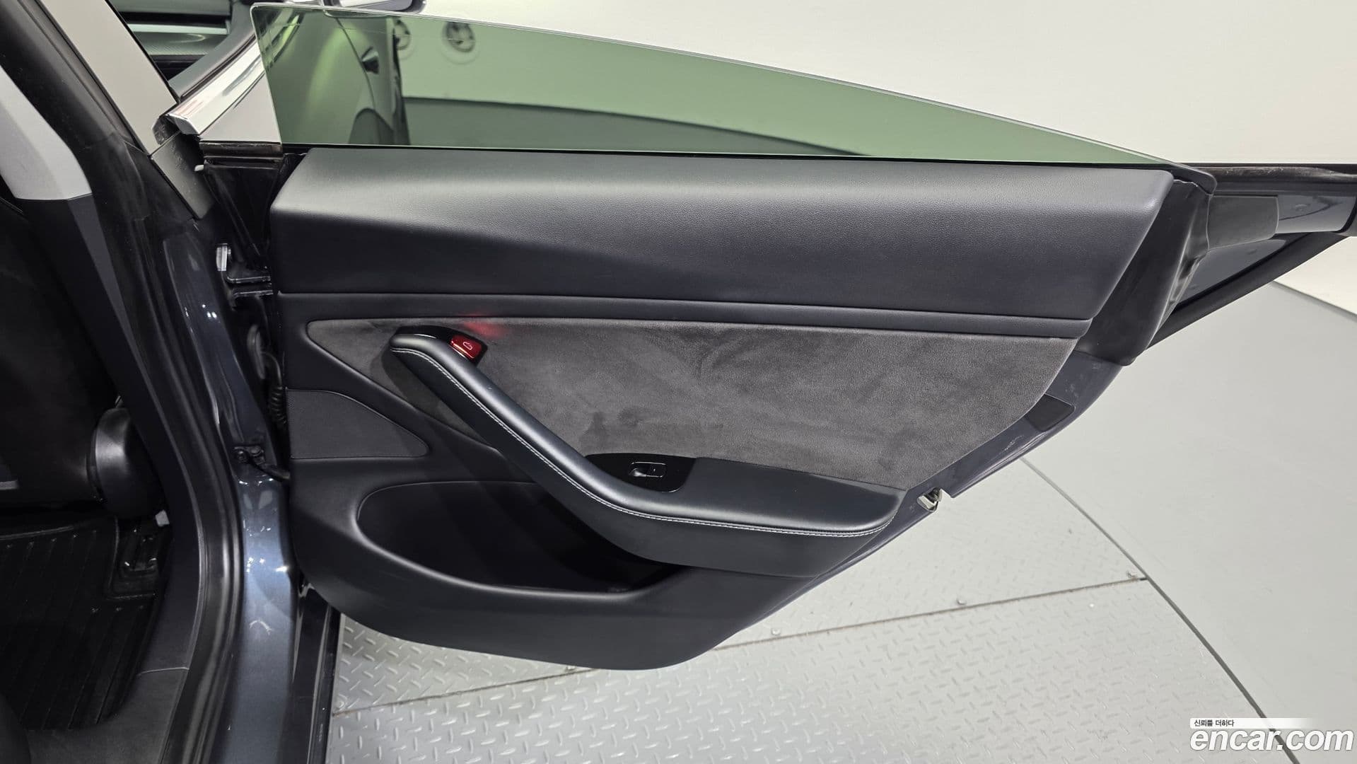 Main__Slider__Photo:Model 3 Tesla 2020.2-24
