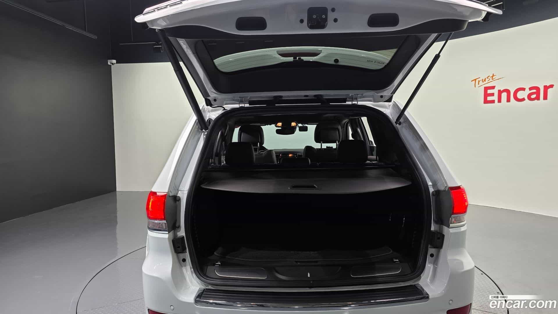 Cherokee Jeep 2019.9-OPTION-048