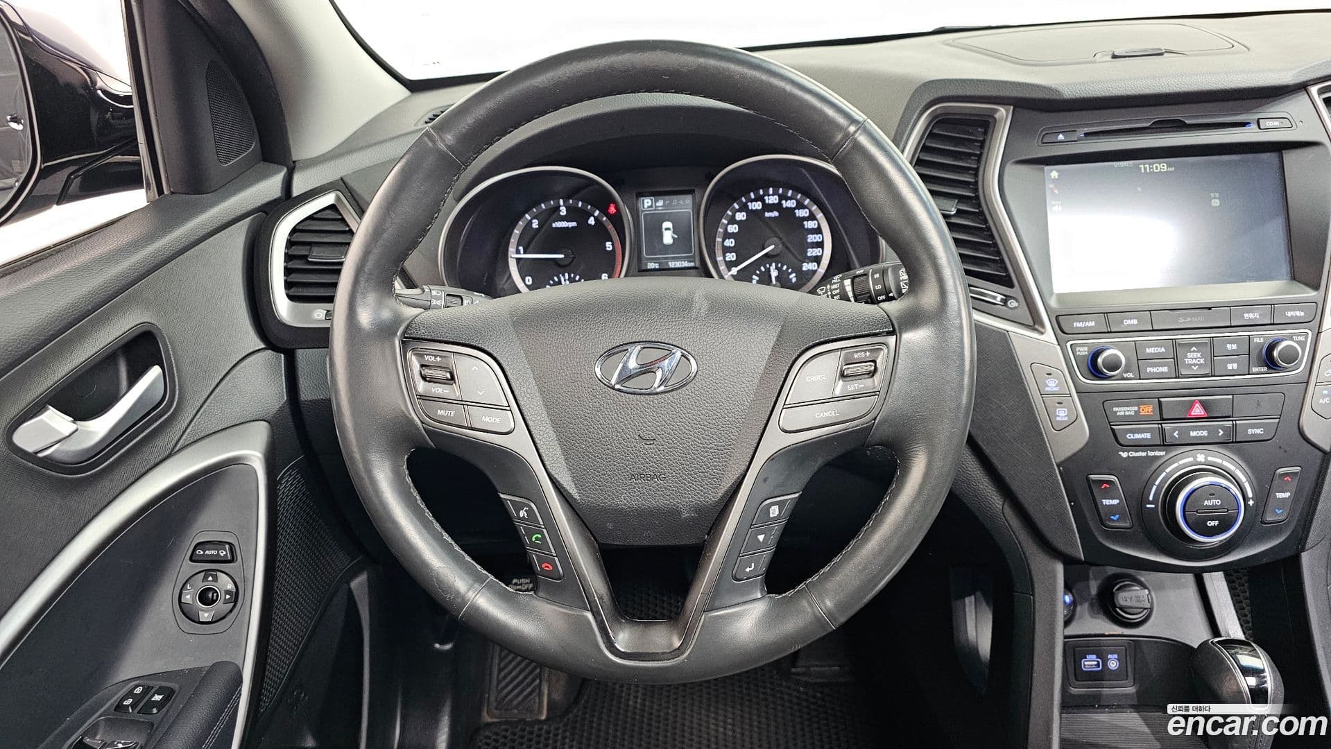 Main__Slider__Photo:Santafe Hyundai 2015.6-12
