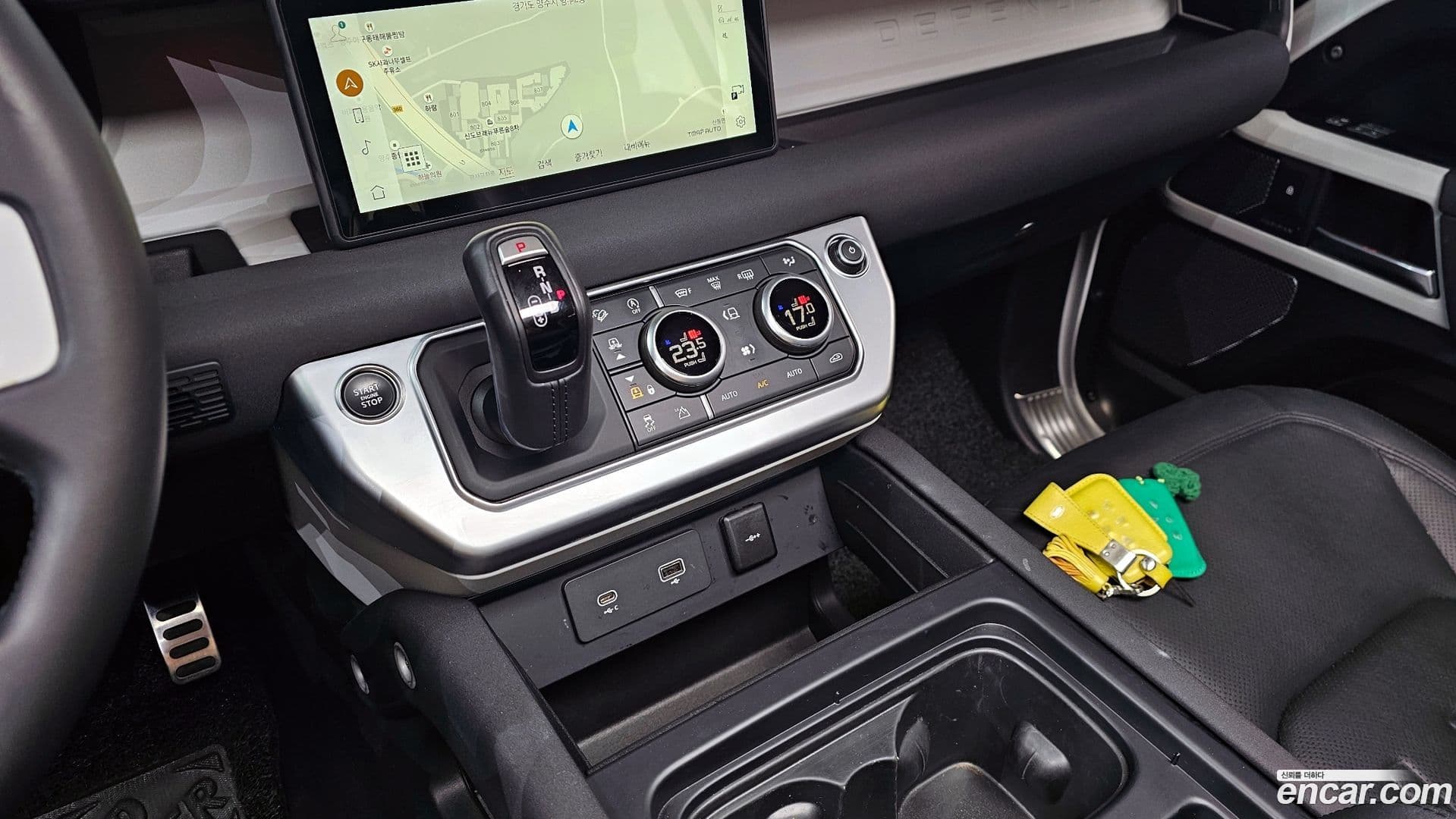 Main__Slider__Photo:Defender Land Rover 2021.10-8