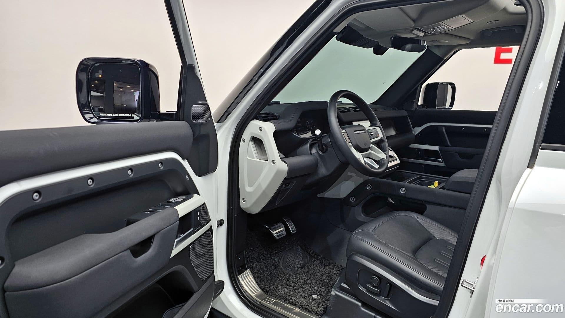 Main__Slider__Photo:Defender Land Rover 2021.10-9