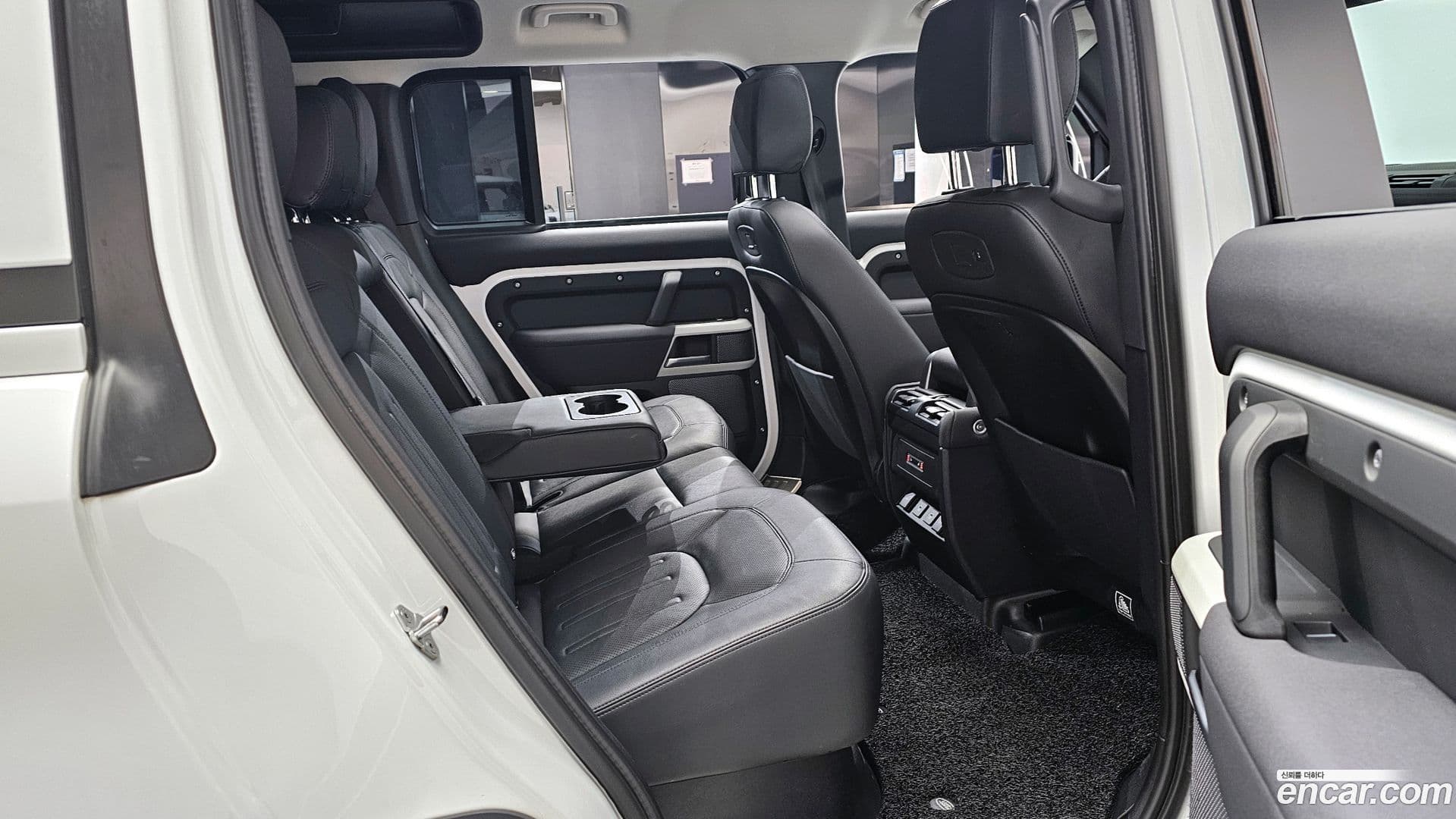 Main__Slider__Photo:Defender Land Rover 2021.10-10