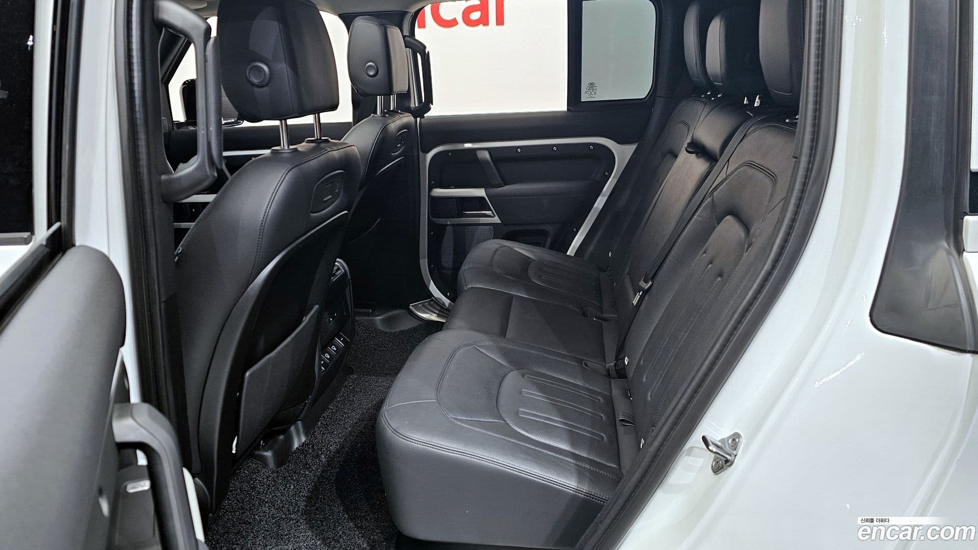 Main__Slider__Photo:Defender Land Rover 2021.10-11