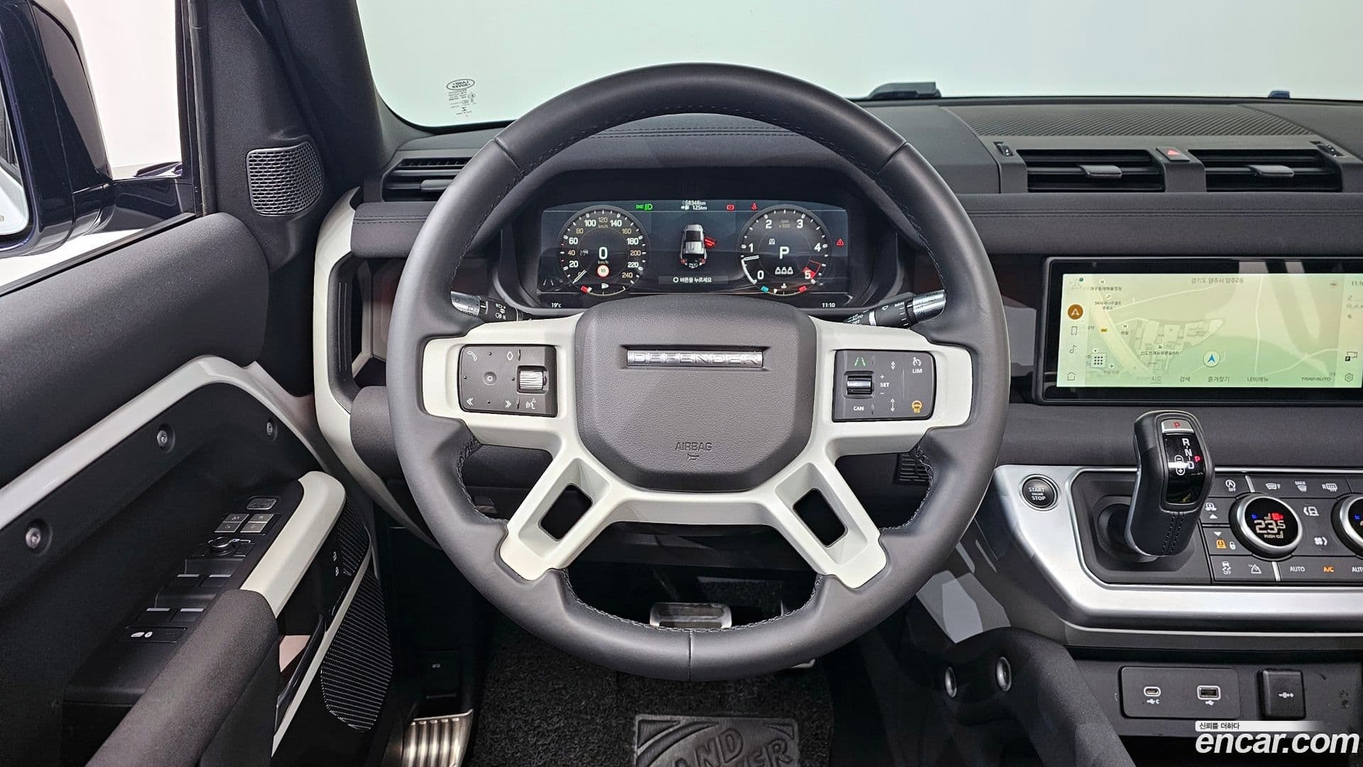 Main__Slider__Photo:Defender Land Rover 2021.10-12