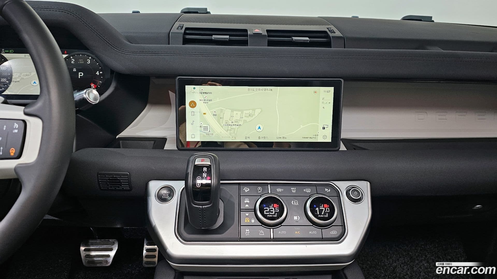 Main__Slider__Photo:Defender Land Rover 2021.10-13
