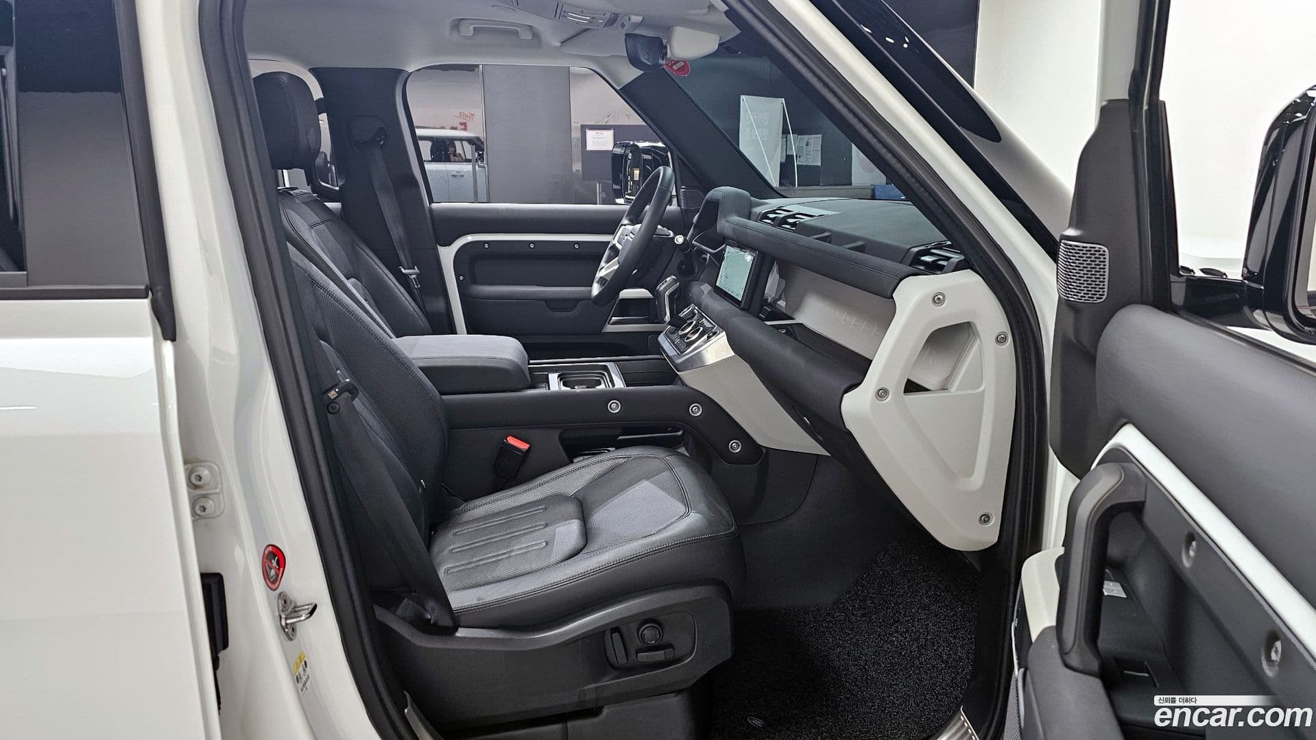 Main__Slider__Photo:Defender Land Rover 2021.10-25