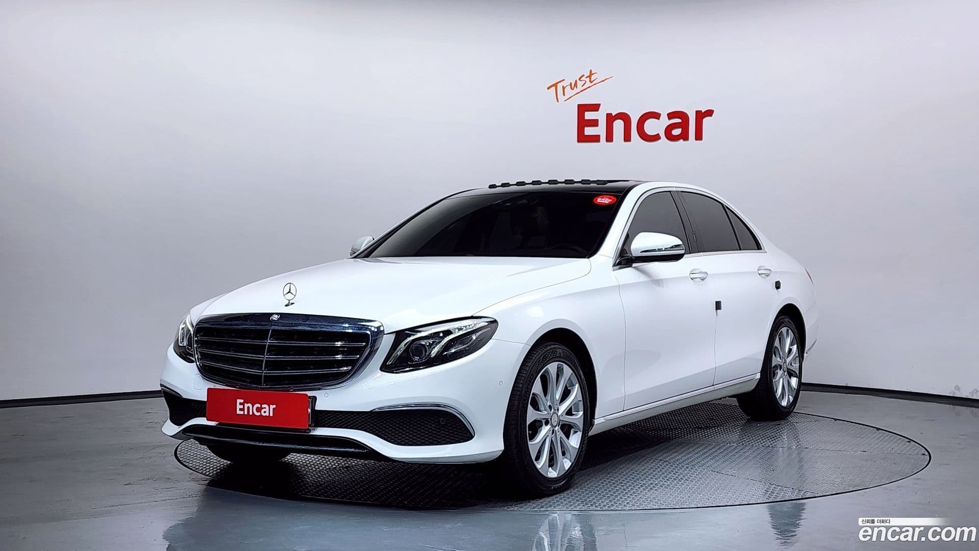 Main__Slider__Photo:E-Class Mercedes-Benz 2017.3-0