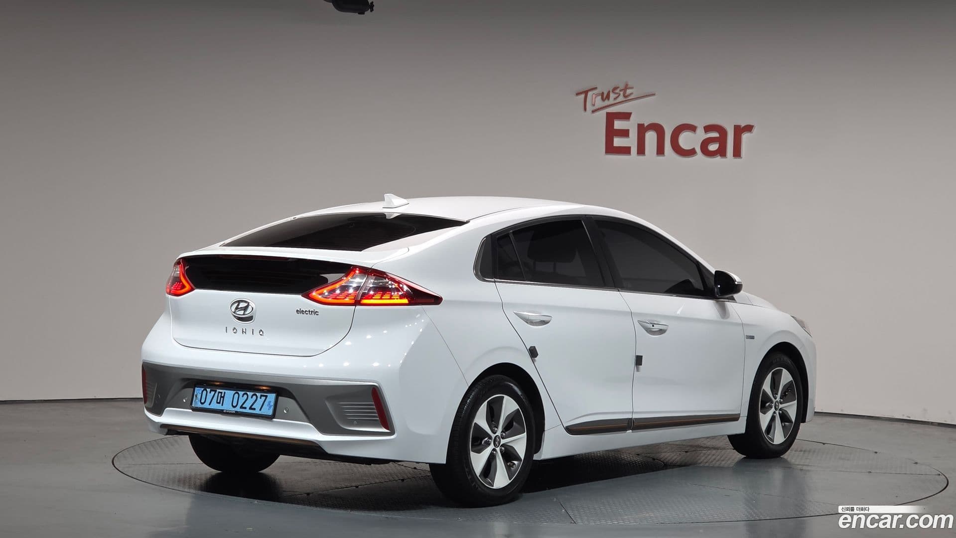 Main__Slider__Photo:Ioniq Hyundai 2016.10-1