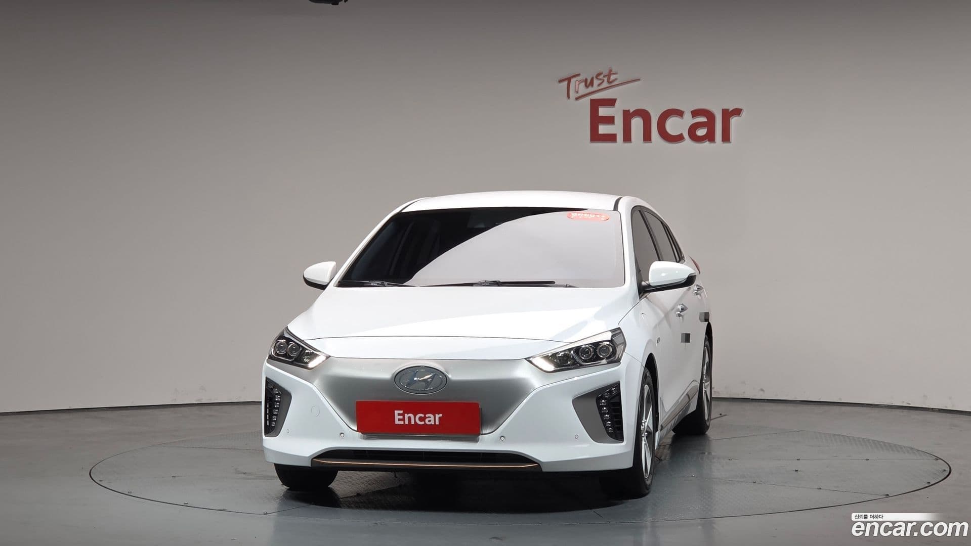 Main__Slider__Photo:Ioniq Hyundai 2016.10-2