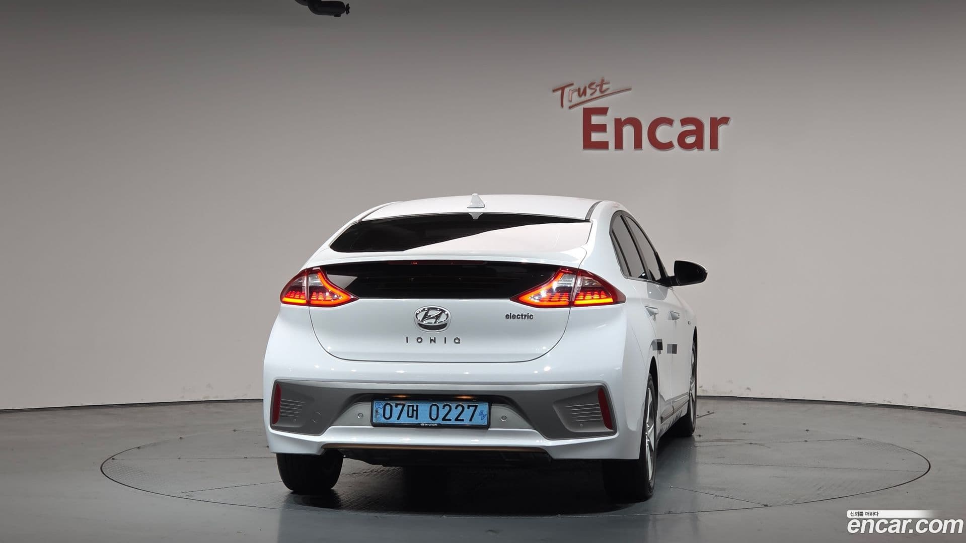 Main__Slider__Photo:Ioniq Hyundai 2016.10-3