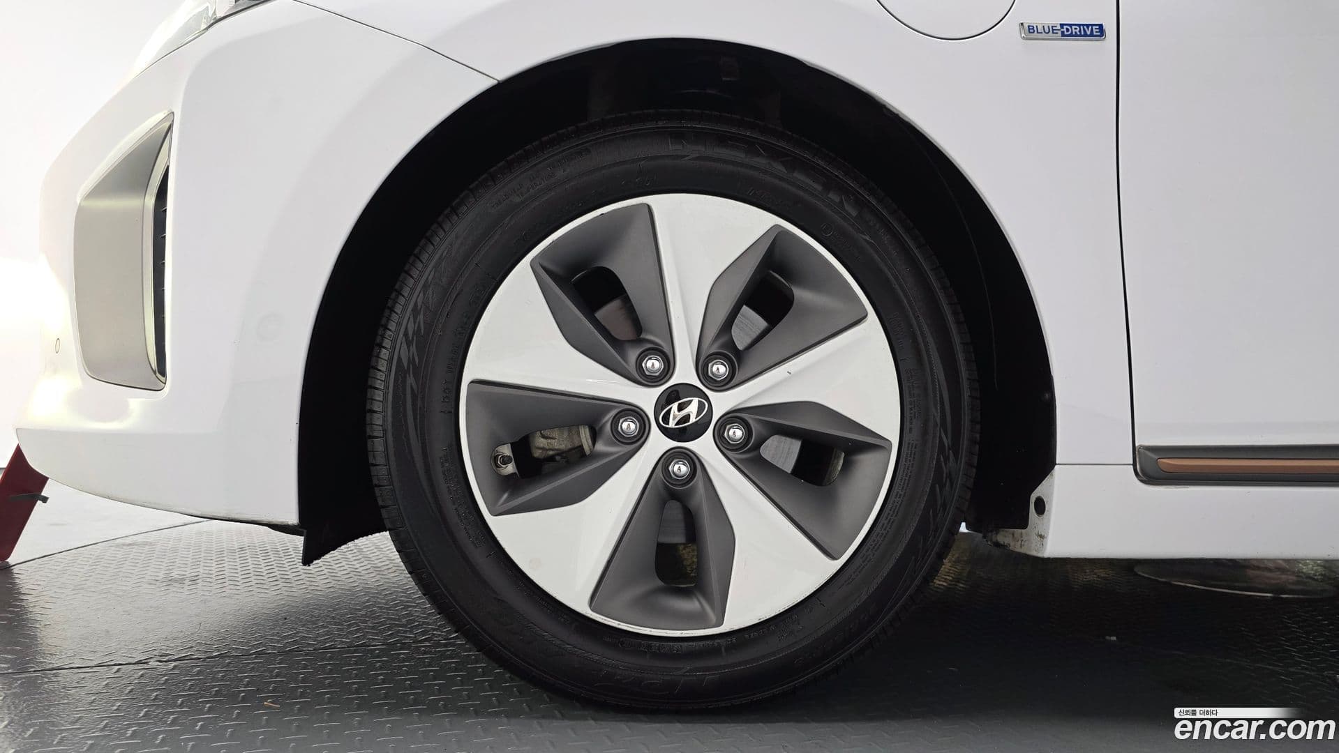 Main__Slider__Photo:Ioniq Hyundai 2016.10-4