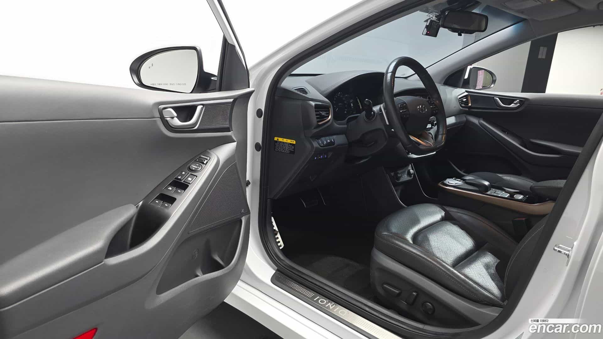 Ioniq Hyundai 2016.10-INNER-010