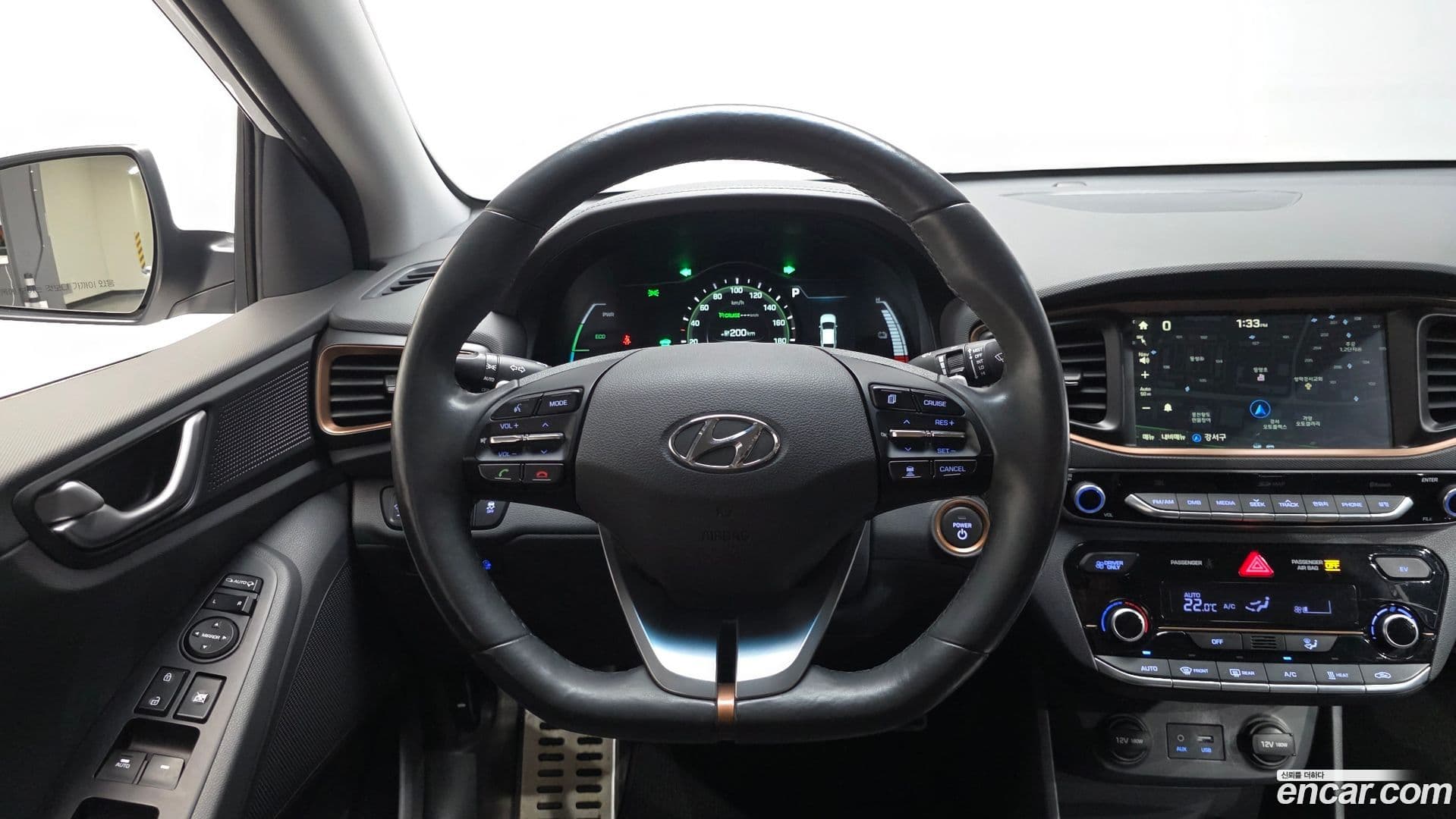 Main__Slider__Photo:Ioniq Hyundai 2016.10-11