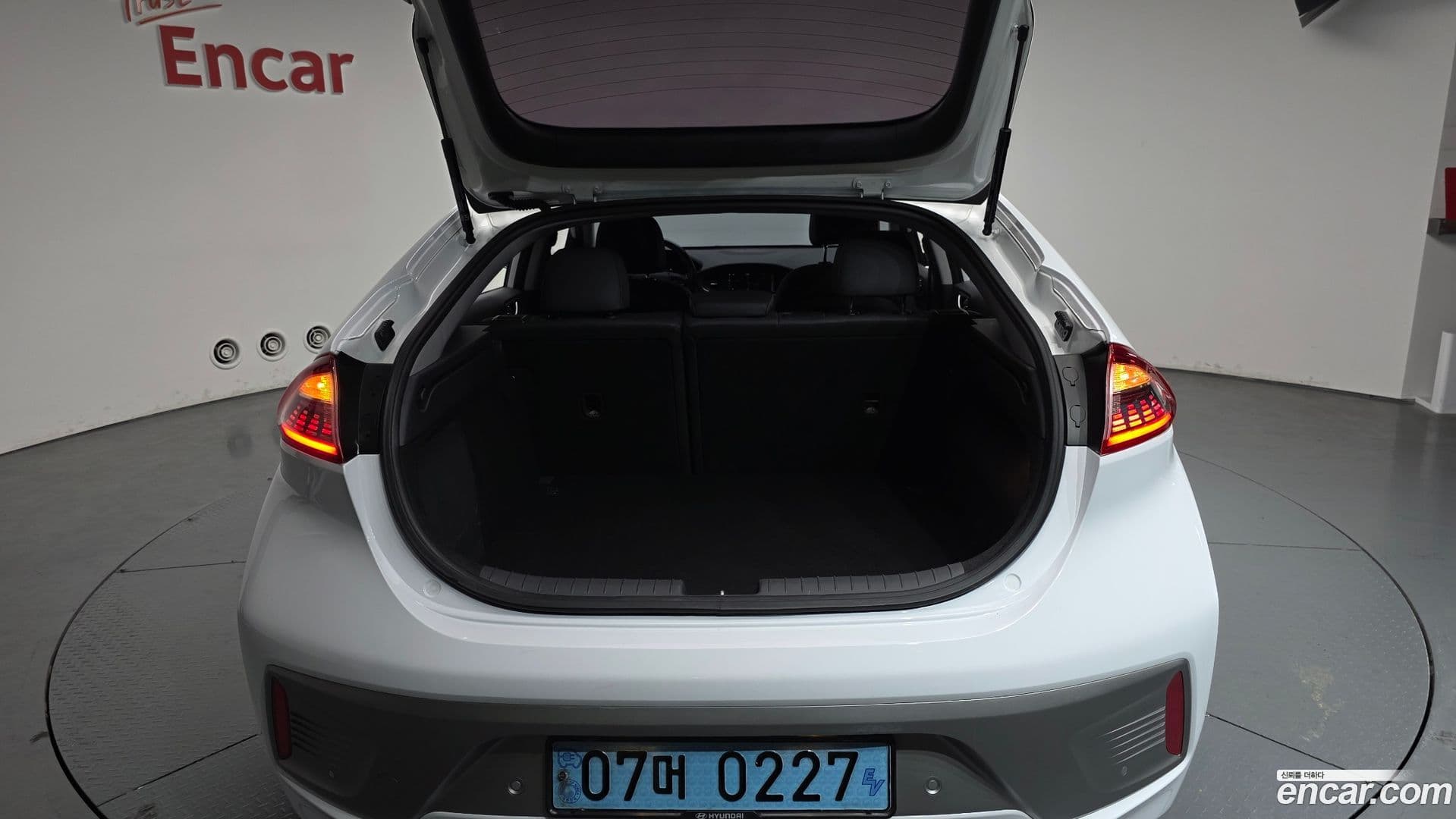 Main__Slider__Photo:Ioniq Hyundai 2016.10-19