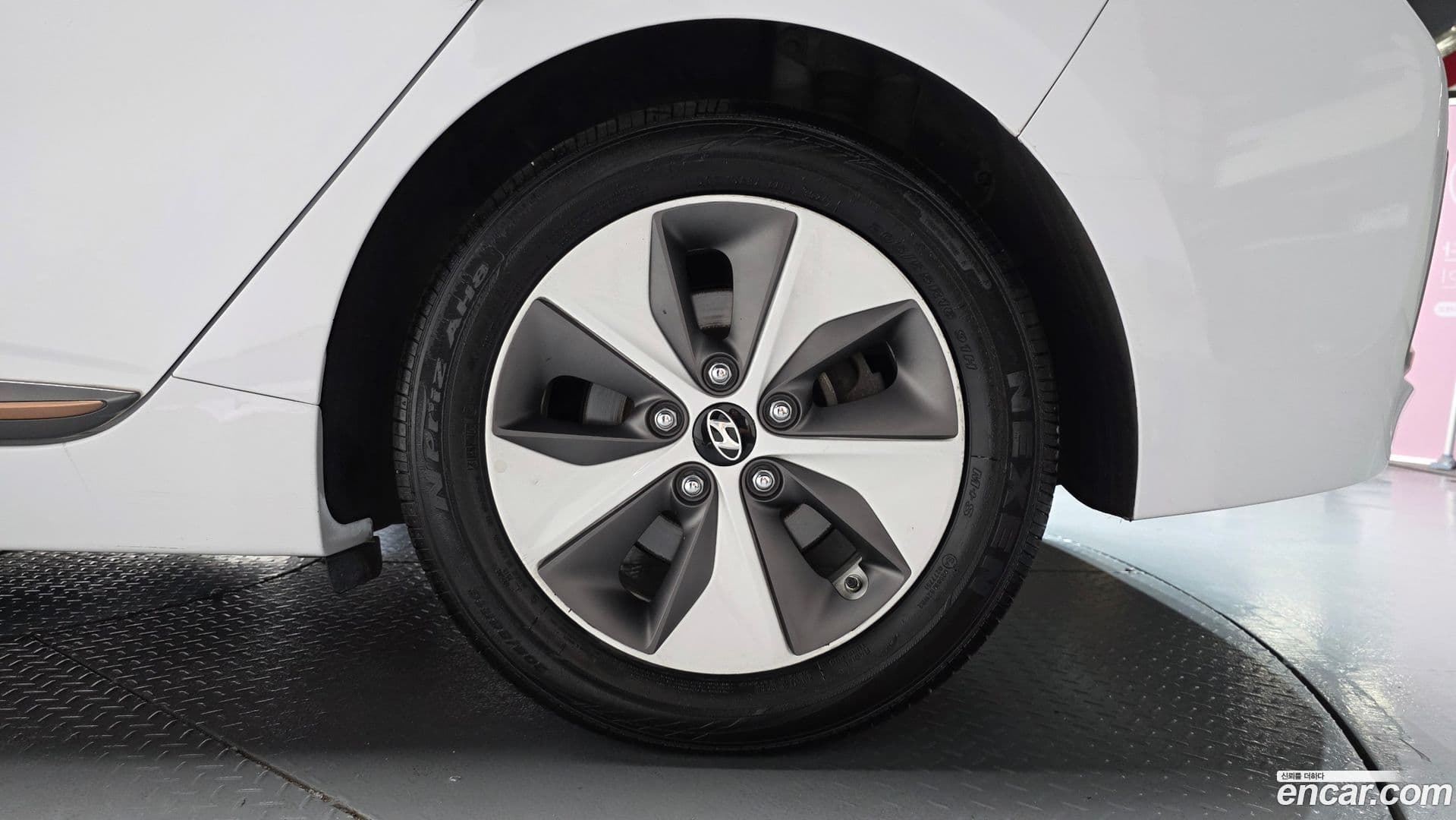 Main__Slider__Photo:Ioniq Hyundai 2016.10-20