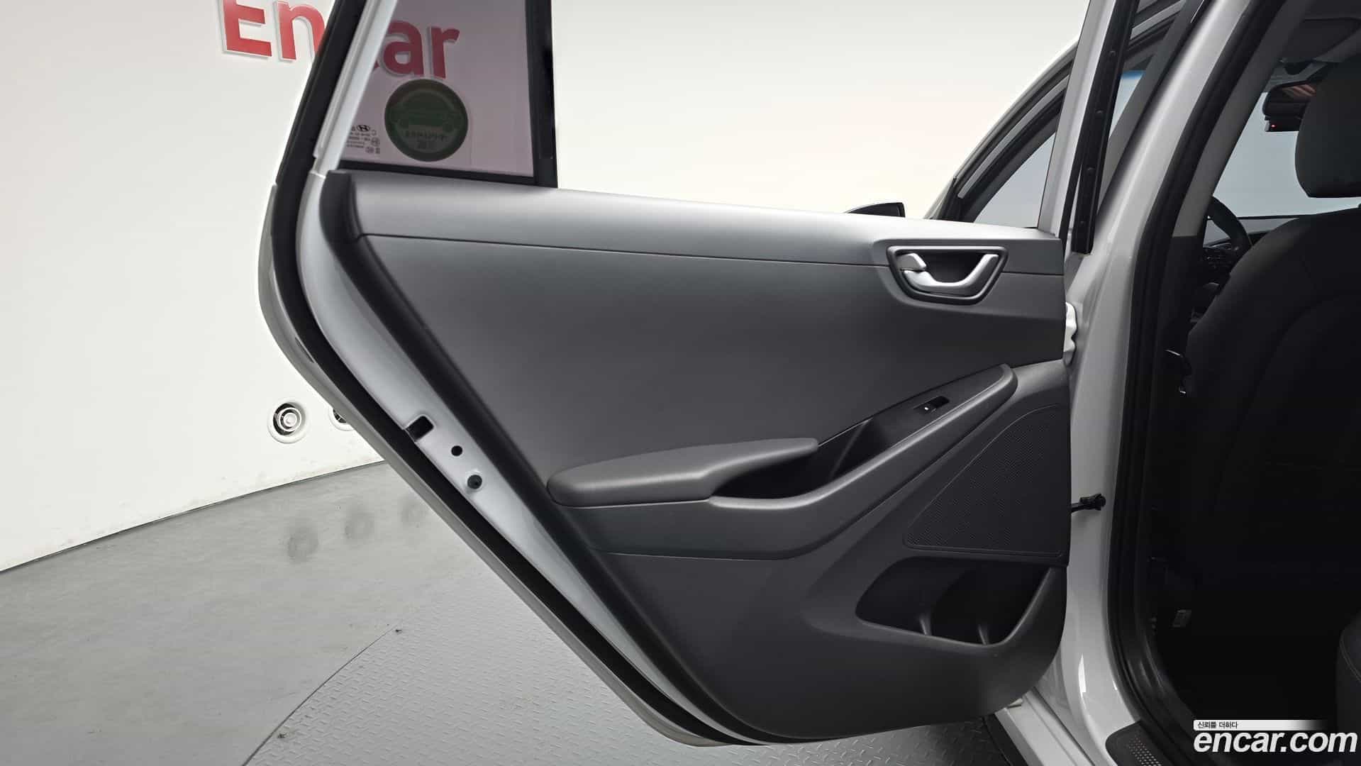 Ioniq Hyundai 2016.10-INNER-035