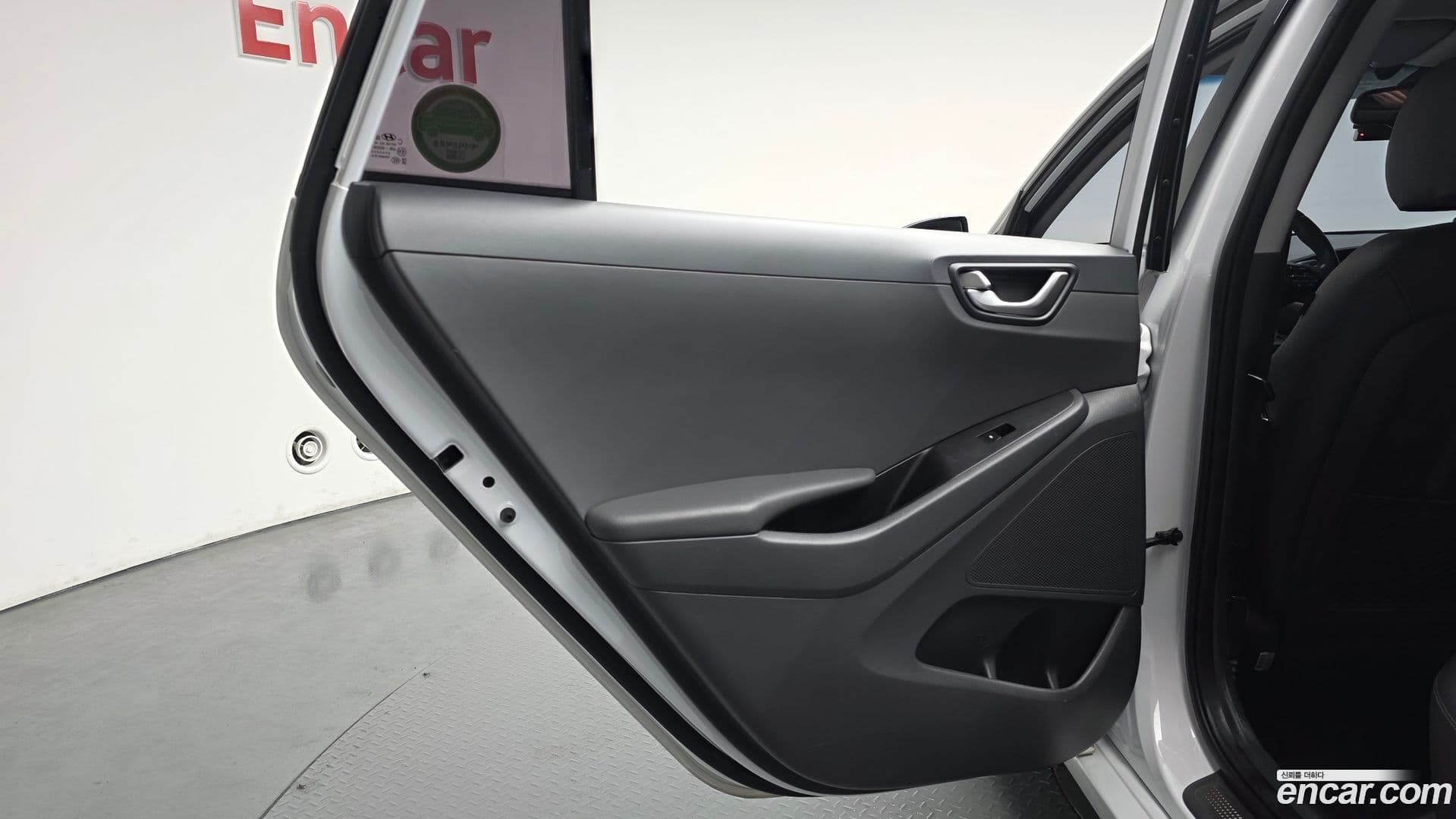 Main__Slider__Photo:Ioniq Hyundai 2016.10-24