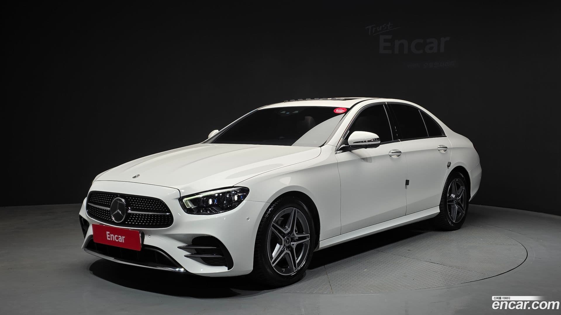 Main__Slider__Photo:E-Class Mercedes-Benz 2022.9-0