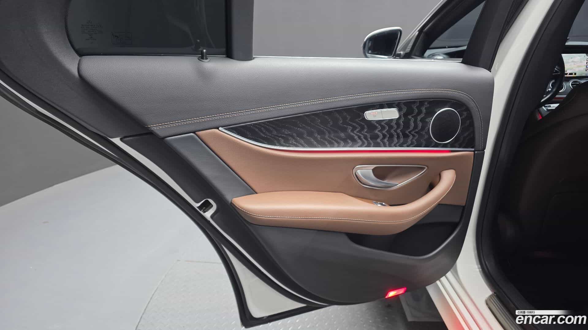 E-Class Mercedes-Benz 2022.9-INNER-035