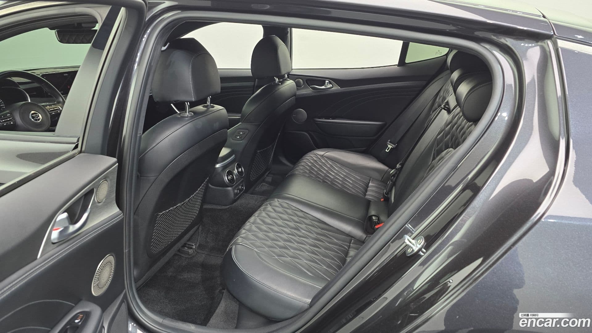 Main__Slider__Photo:Stinger Kia 2021.2-10