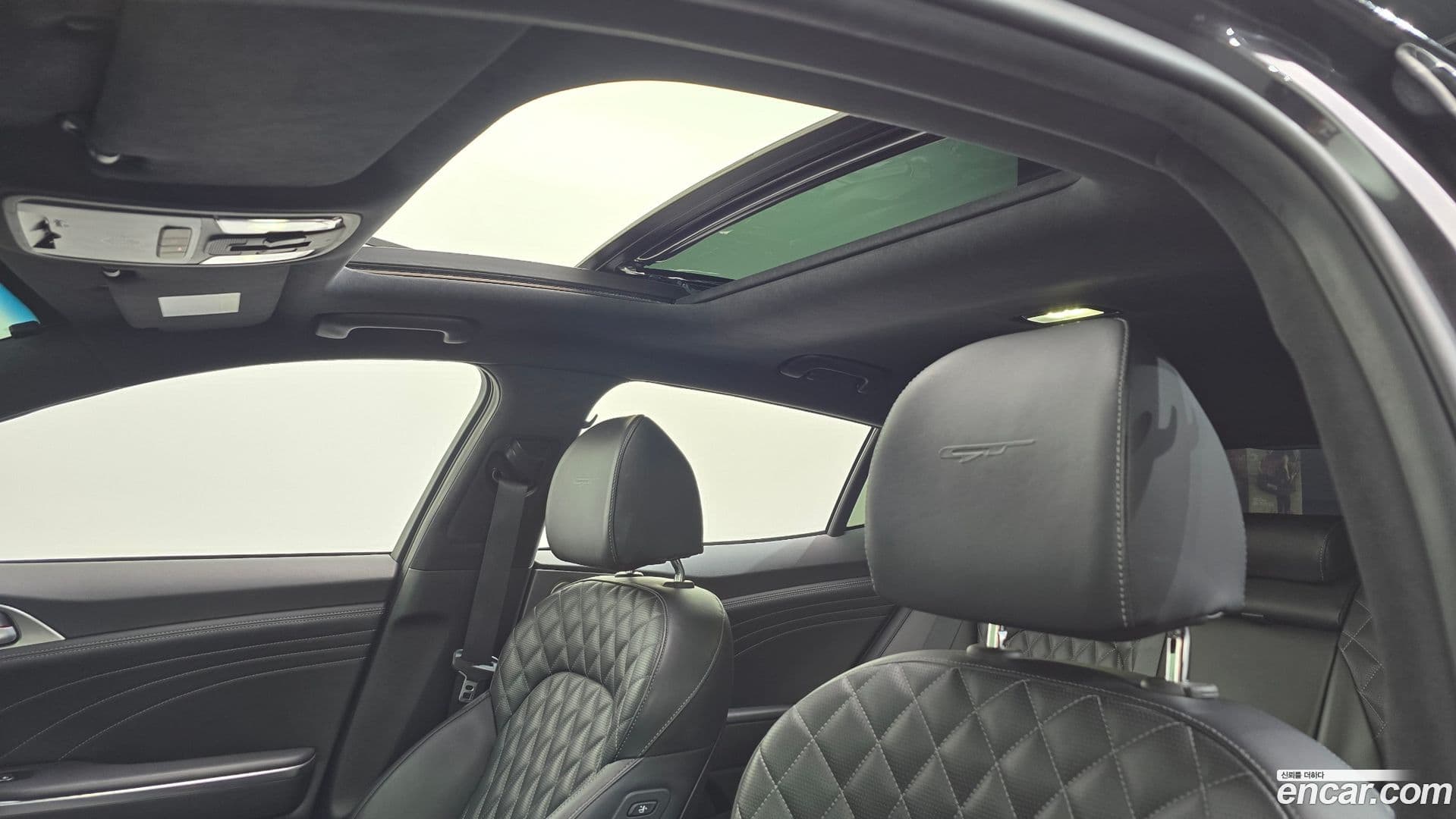 Main__Slider__Photo:Stinger Kia 2021.2-18