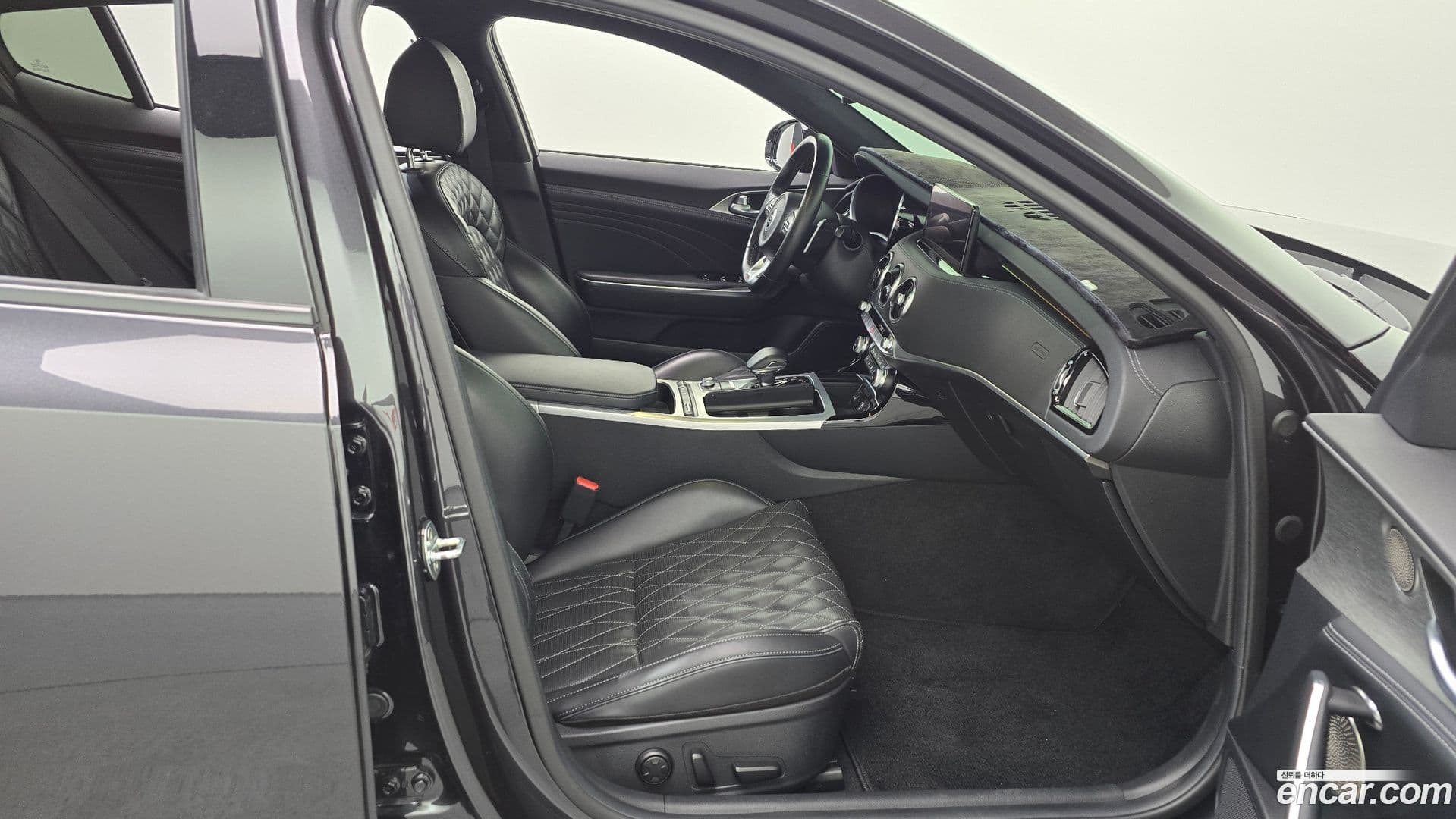 Main__Slider__Photo:Stinger Kia 2021.2-25