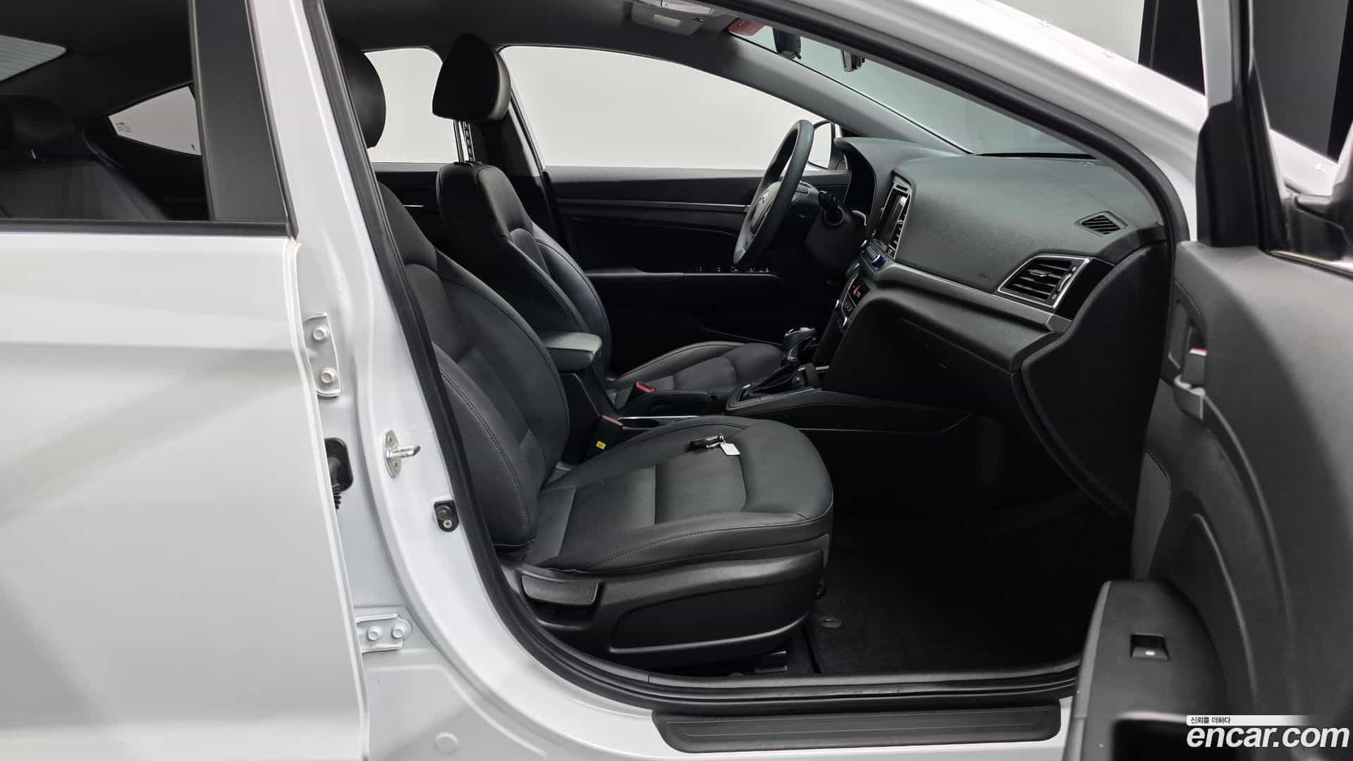 AVANTE Hyundai 2017.7-OPTION-015