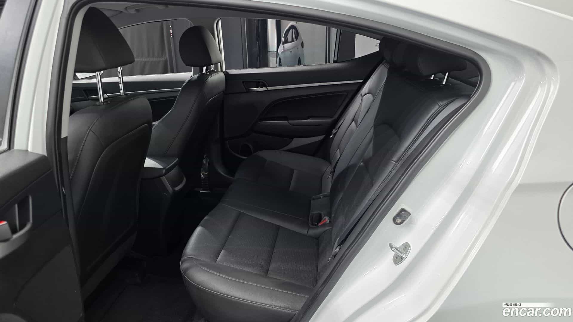 AVANTE Hyundai 2017.7-OPTION-016