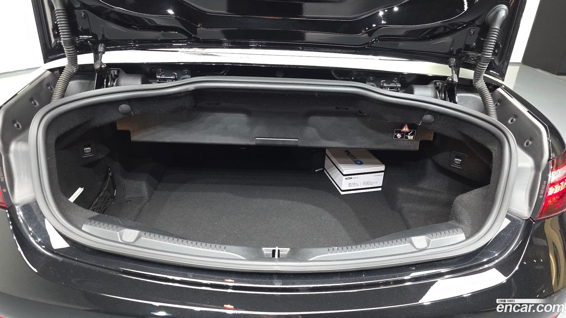 Main__Slider__Photo:E-Class Mercedes-Benz 2022.2-19