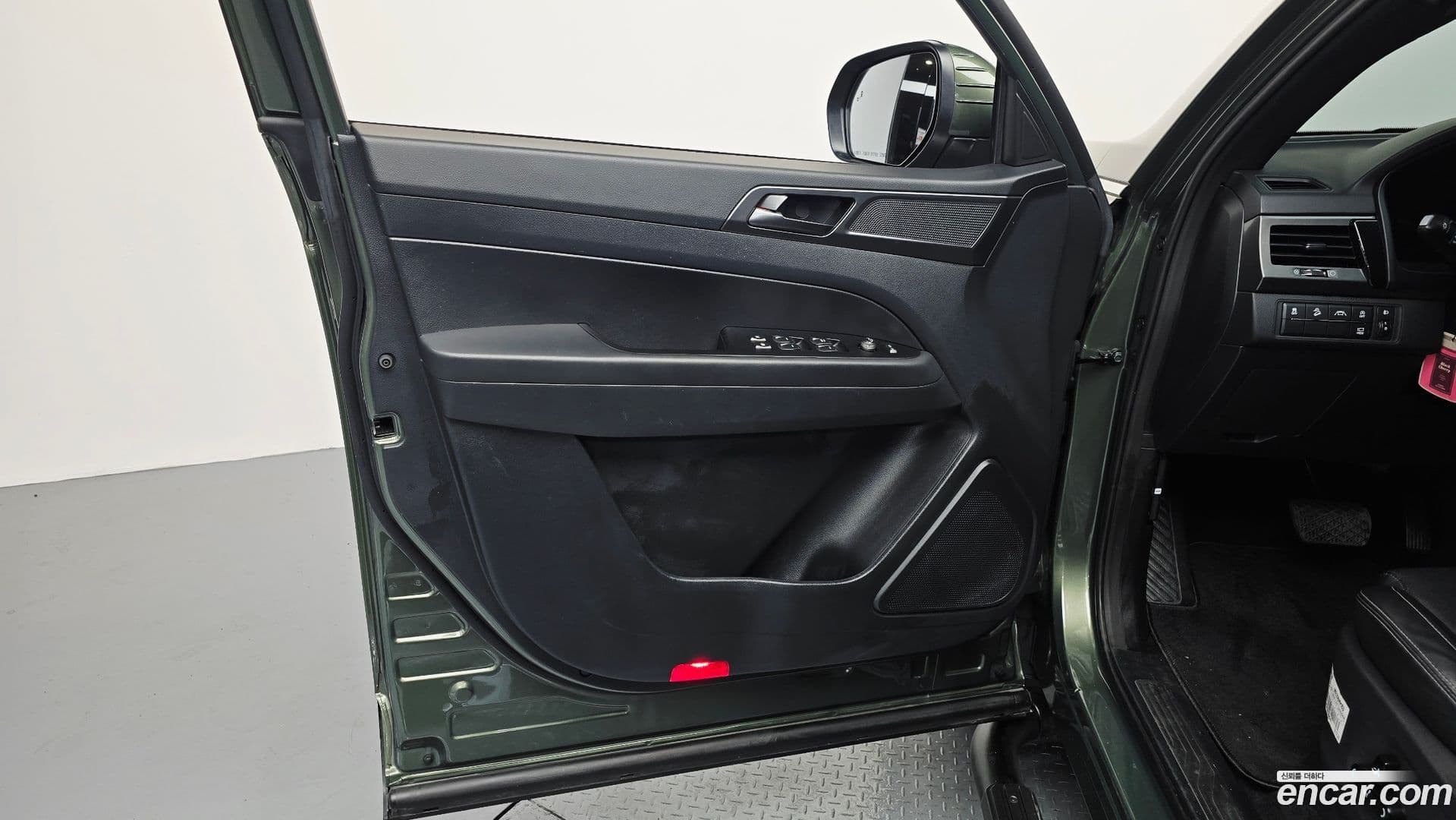 Main__Slider__Photo:Rexton KG Mobility 2023.0-23