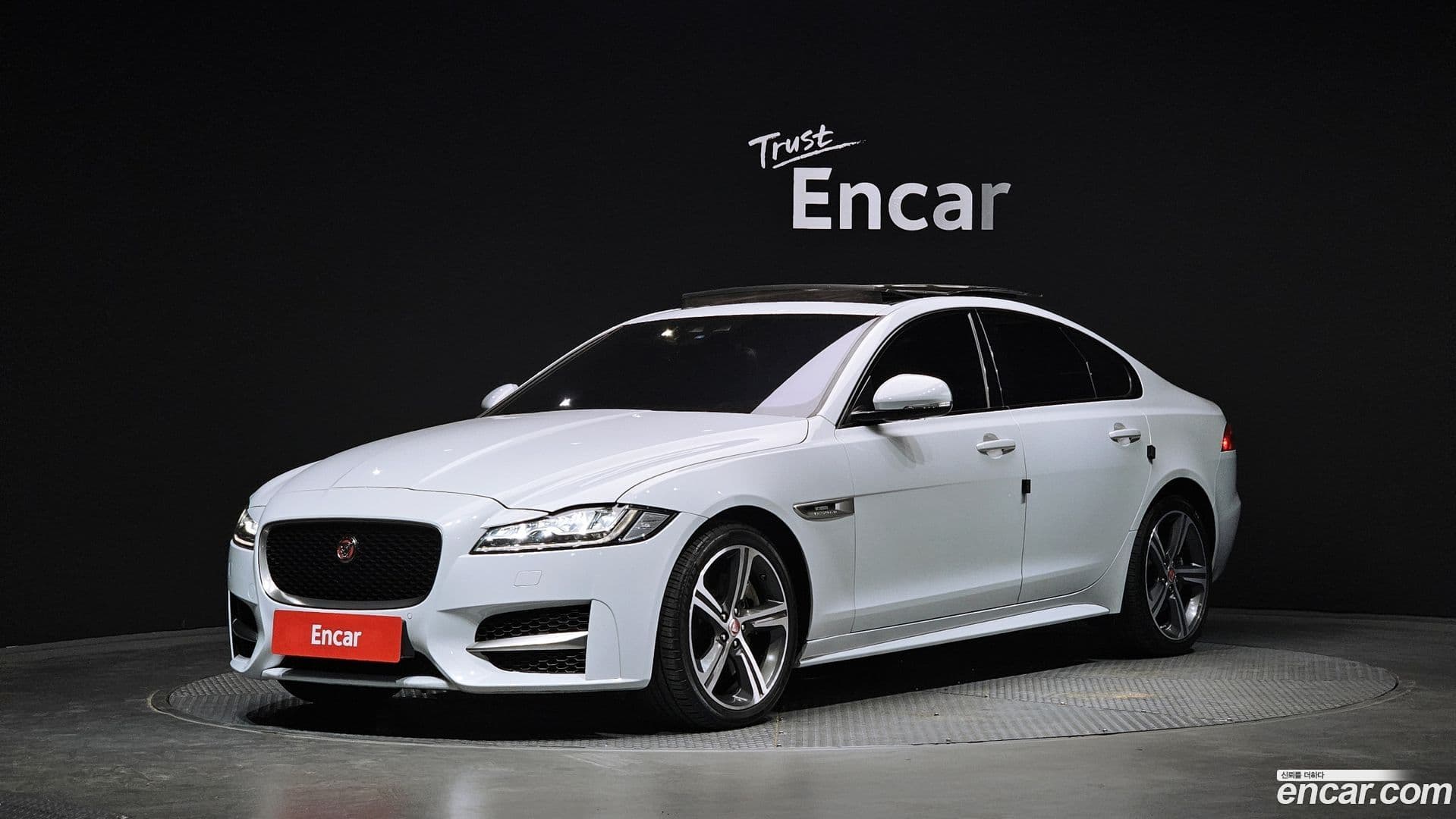 Main__Slider__Photo:XF Jaguar 2017.0-0