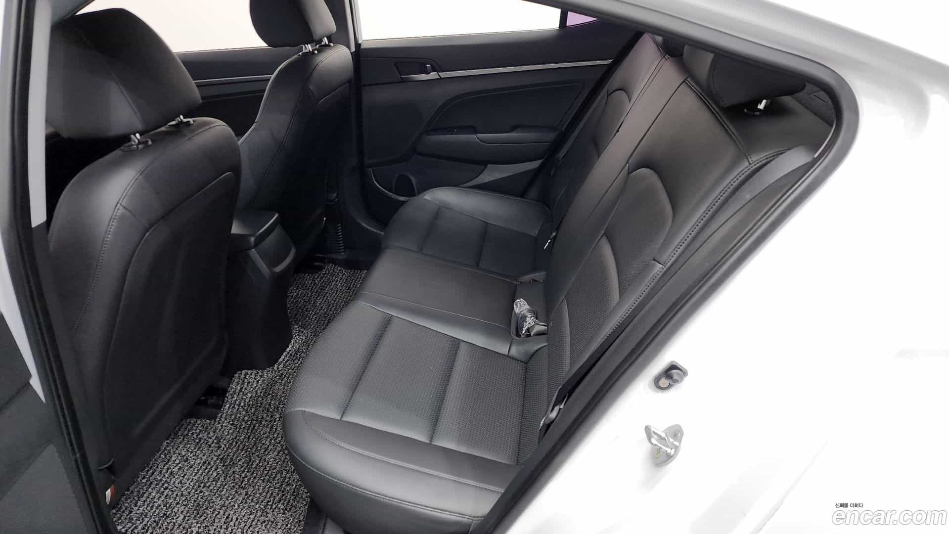 AVANTE Hyundai 2017.10-OPTION-015